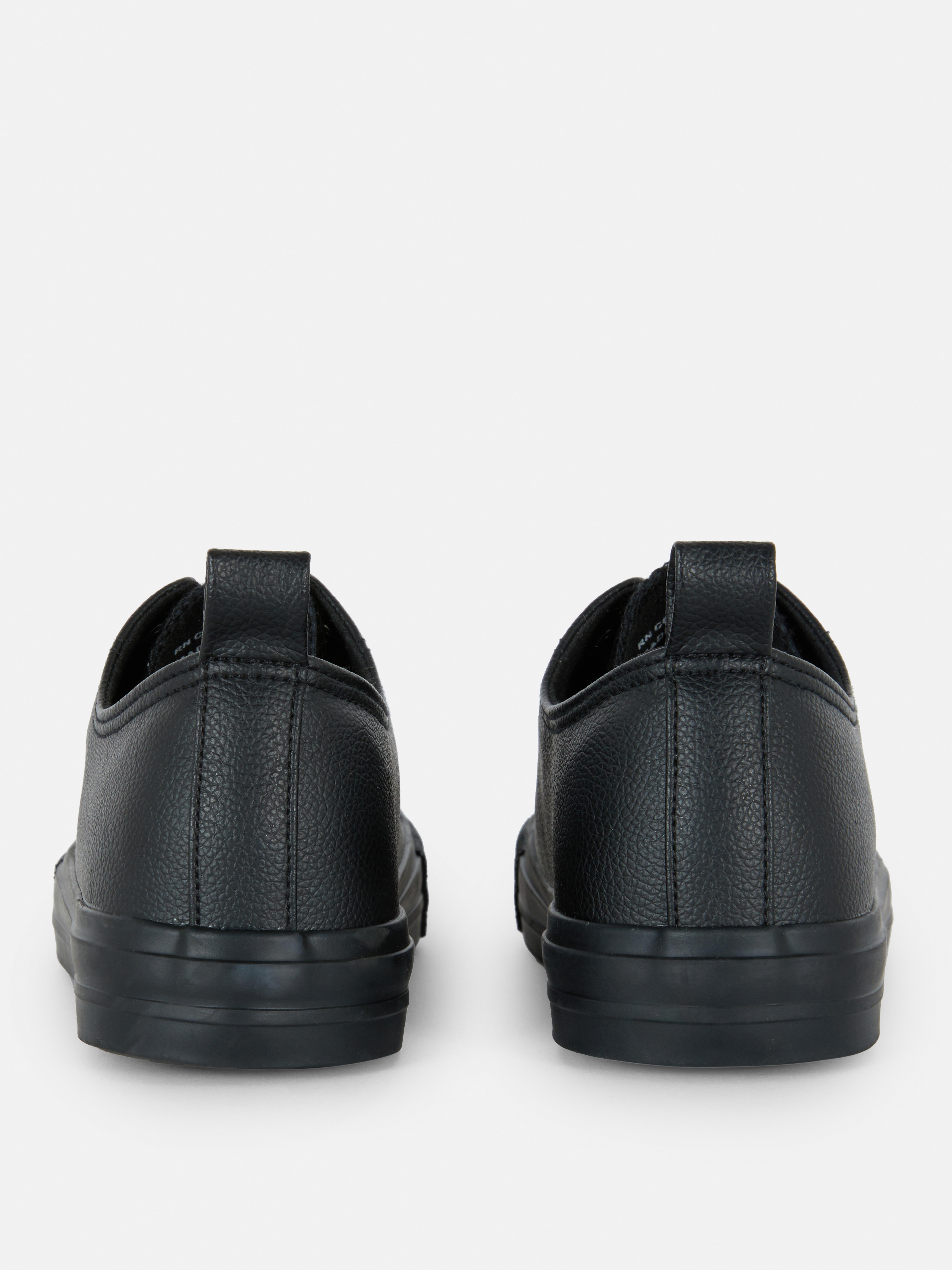 Sneakers basse in similpelle. Scegli uno stile skate completo con queste sneakers in similpelle.
