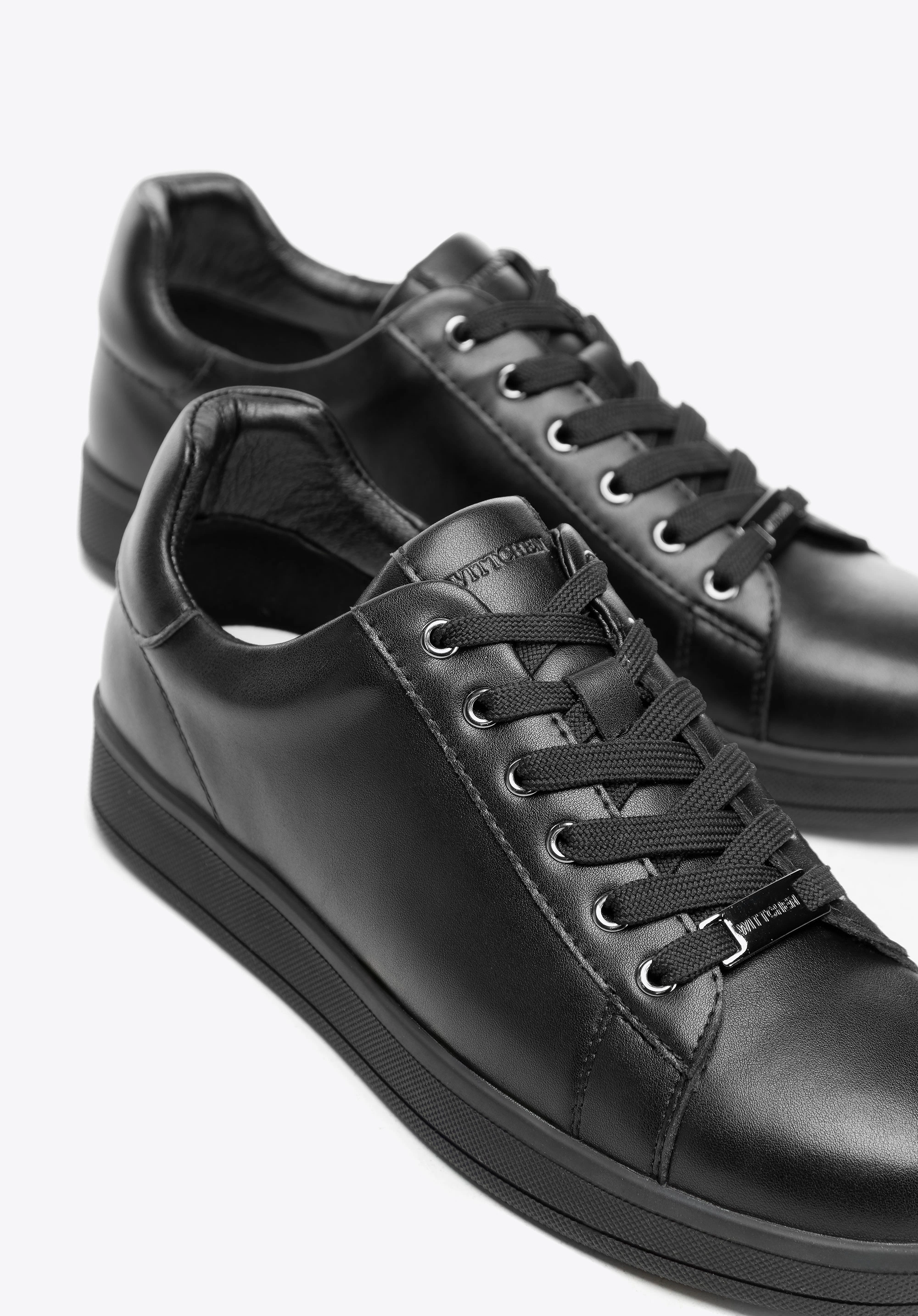 Damskie sneakersy skórzane na platformie czarne