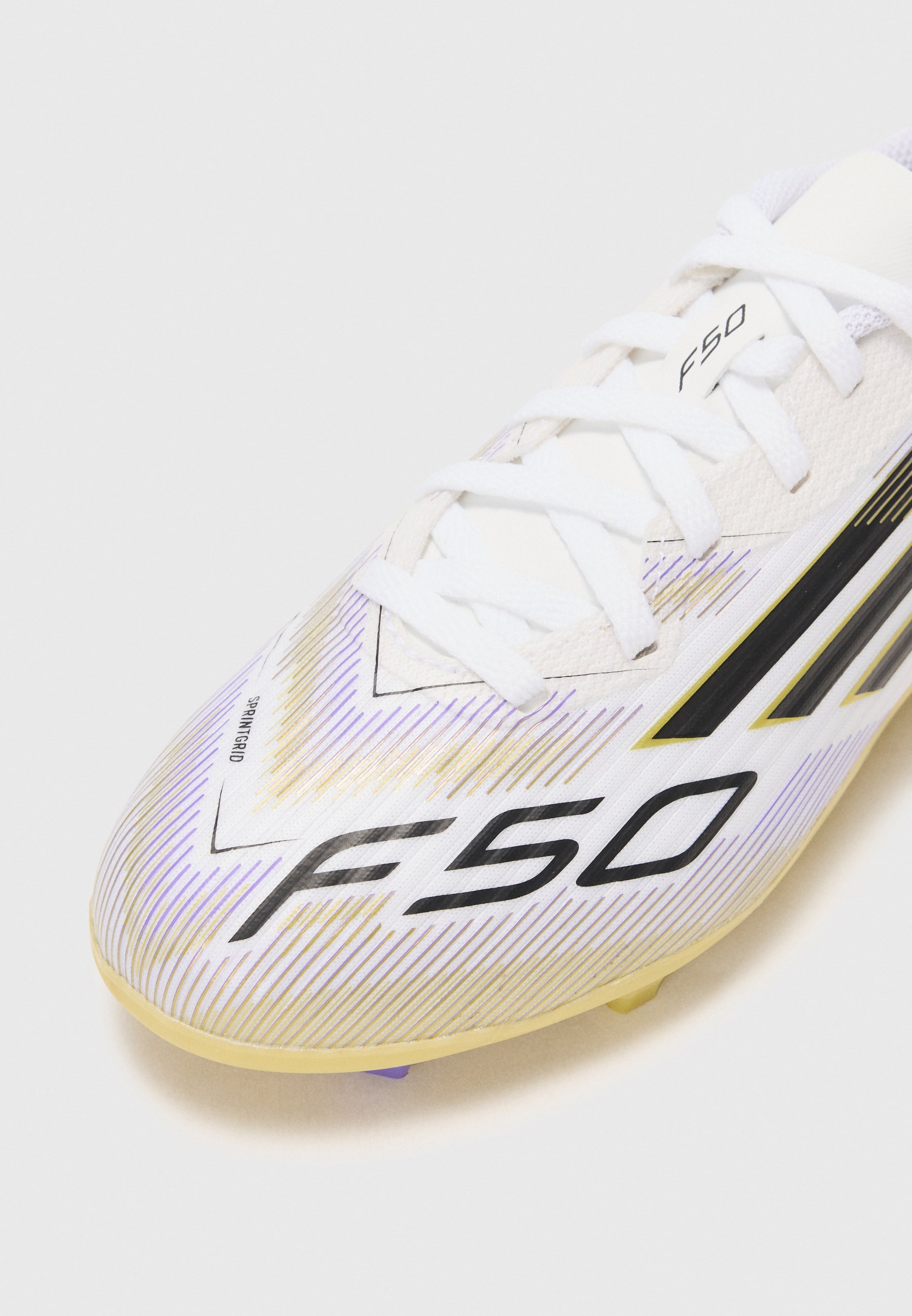 adidas Performance F50 LEAGUE - Chaussures de football pour terrain ferme - blanc cassé/noir/doré