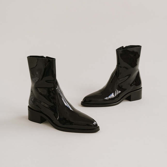 Bottines à bouts pointus  en vernis noir