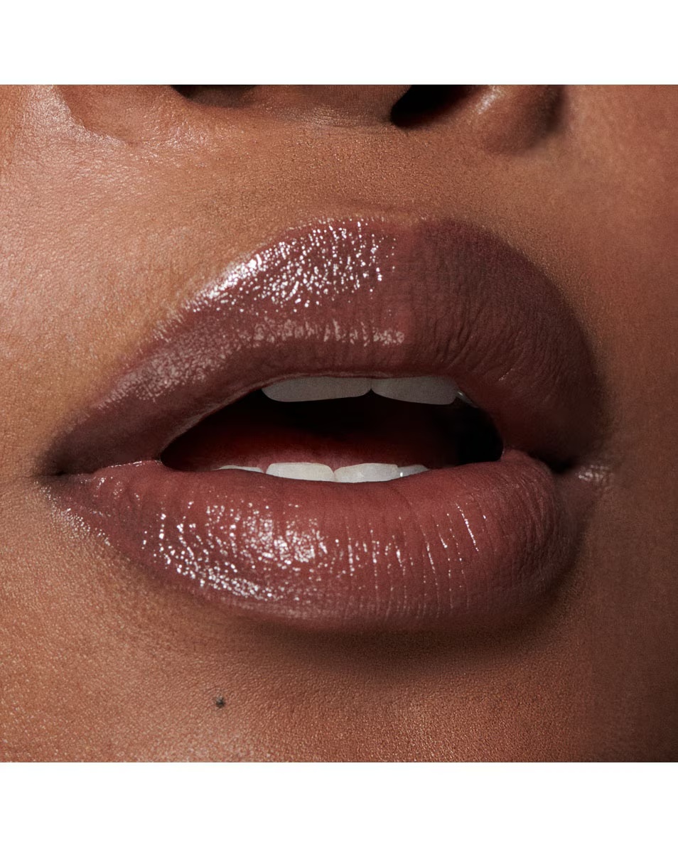 Ruj MAC Lustreglass Sheer Shine - Intimate Nudes Culoare translucidă și lucioasă - finisaj de lungă durată