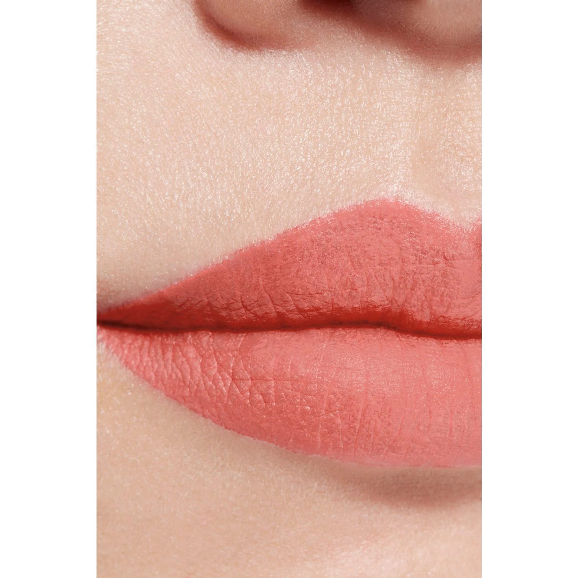 ROUGE ALLURE LIQUID VELVET - IL ROSSETTO FLUIDO OPACO INTENSO ULTRA-TENUTA