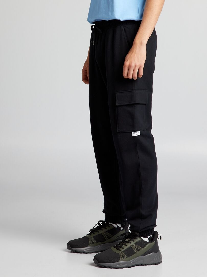Calça de moletom com vários bolsos - preta