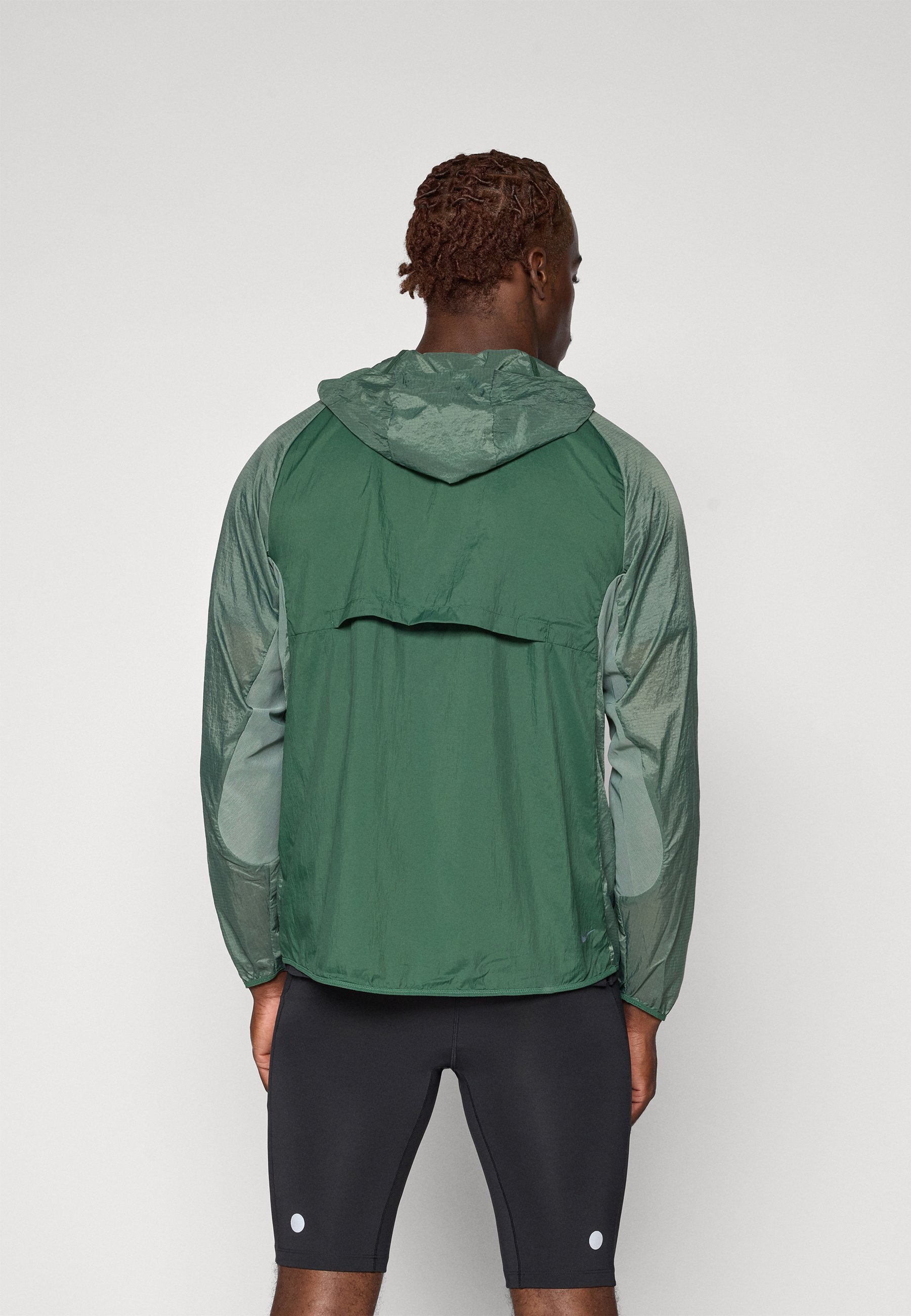 Nike Performance TRAIL AIREEZ - Windbreaker - Tannenbraun/Grün/Schwarz