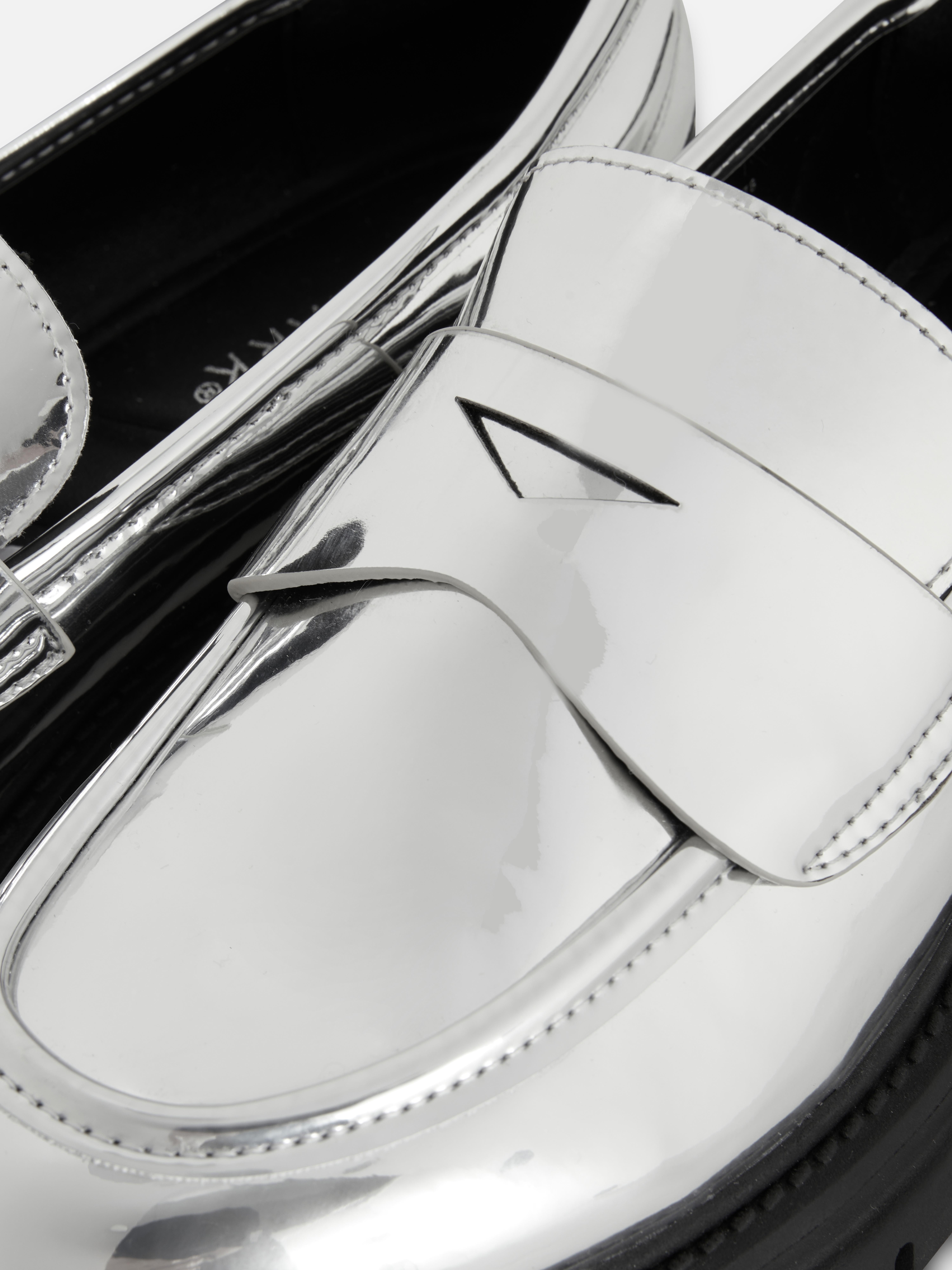 Mocasini din piele ecologică cu talpă groasă. Acești mocasini din piele ecologică ies în evidență prin designul lor elegant și talpa groasă modernă.