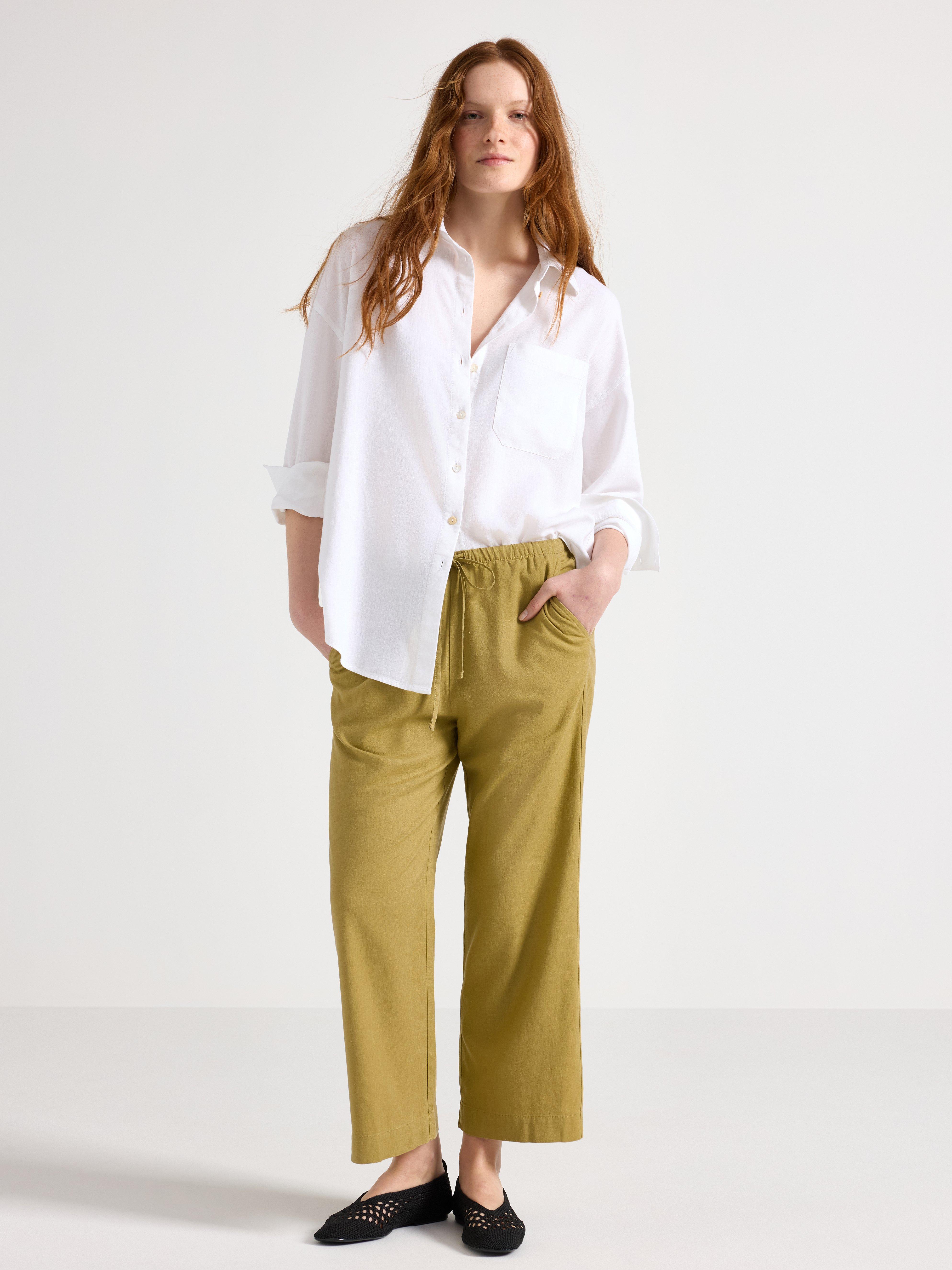 BELLA raka croppade byxor i linneblandning Light Dusty Green