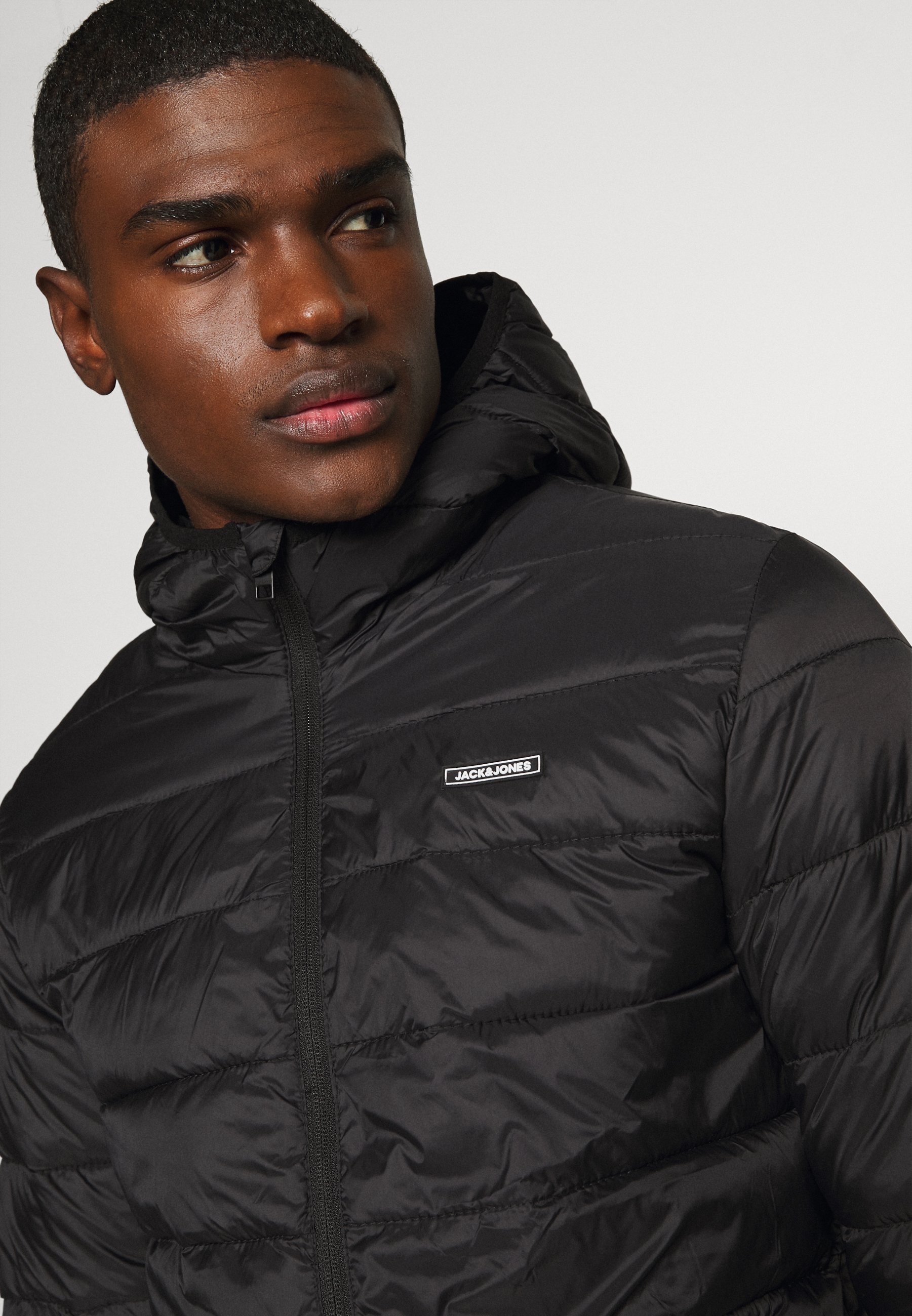 Jack & Jones JJVINCENT PUFFER HOOD - Ľahká bunda - čierna