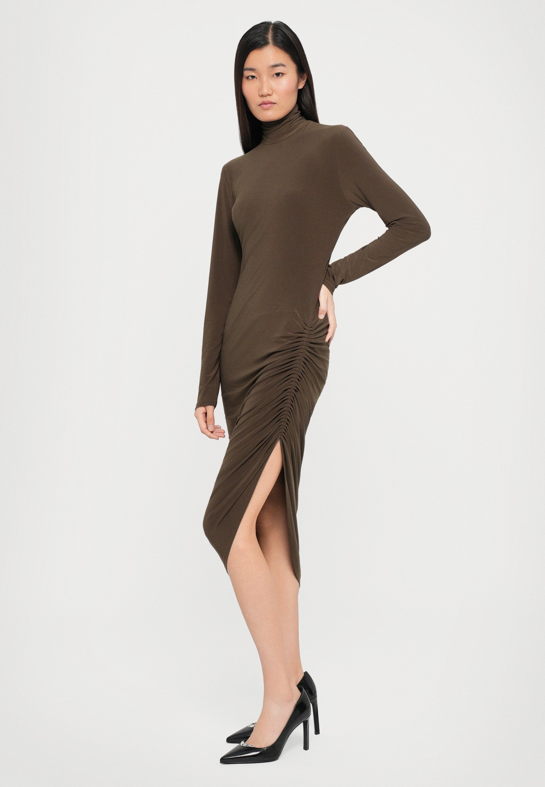 Vestido Norma Kamali de manga comprida com gola alta e drapeado lateral até a metade da panturrilha - Vestido de malha - cor de casca