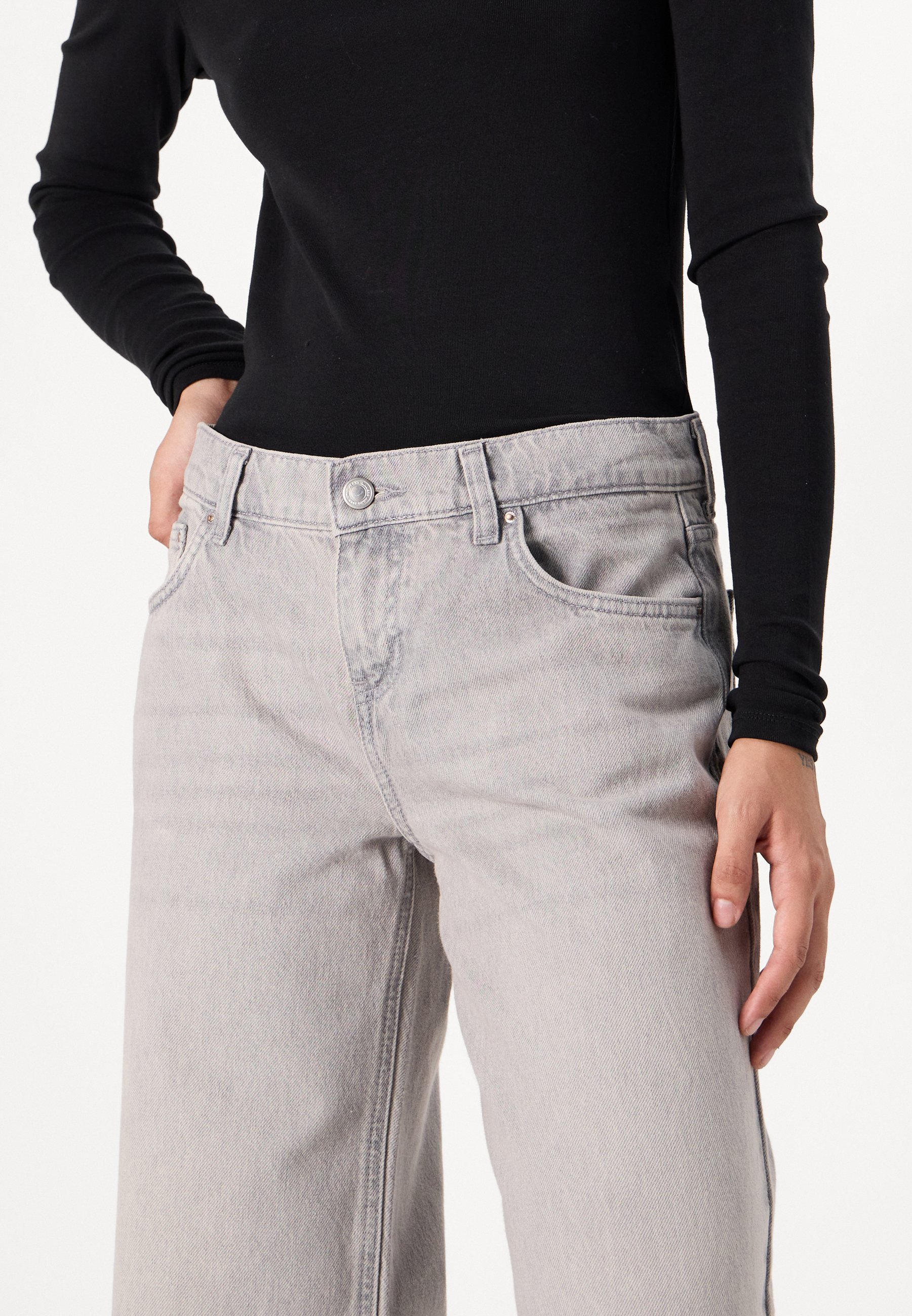 UNIQUEMENT les jambes hautes et larges