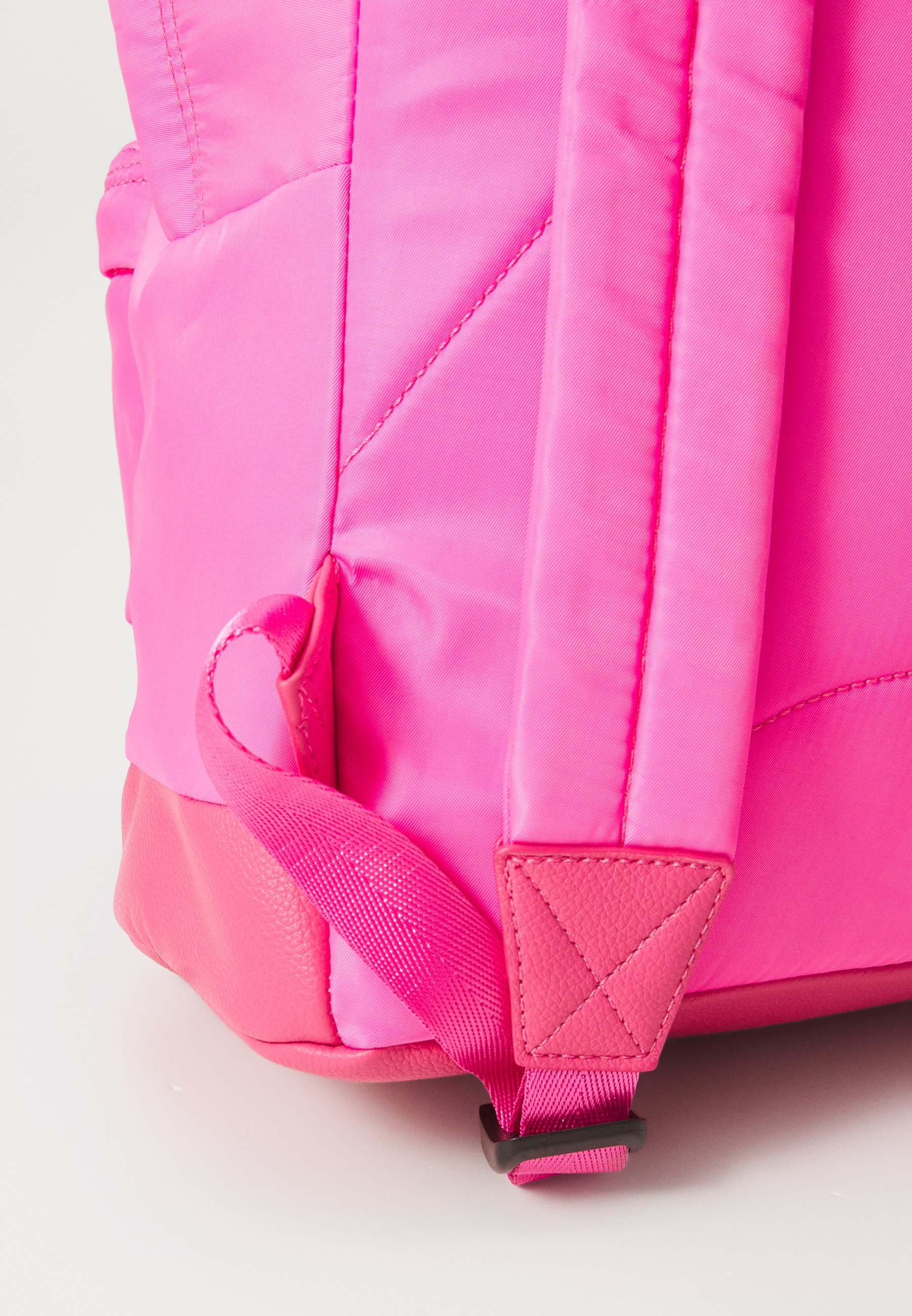 Guess CORE UNISEX - Zaino - rosa gelatina