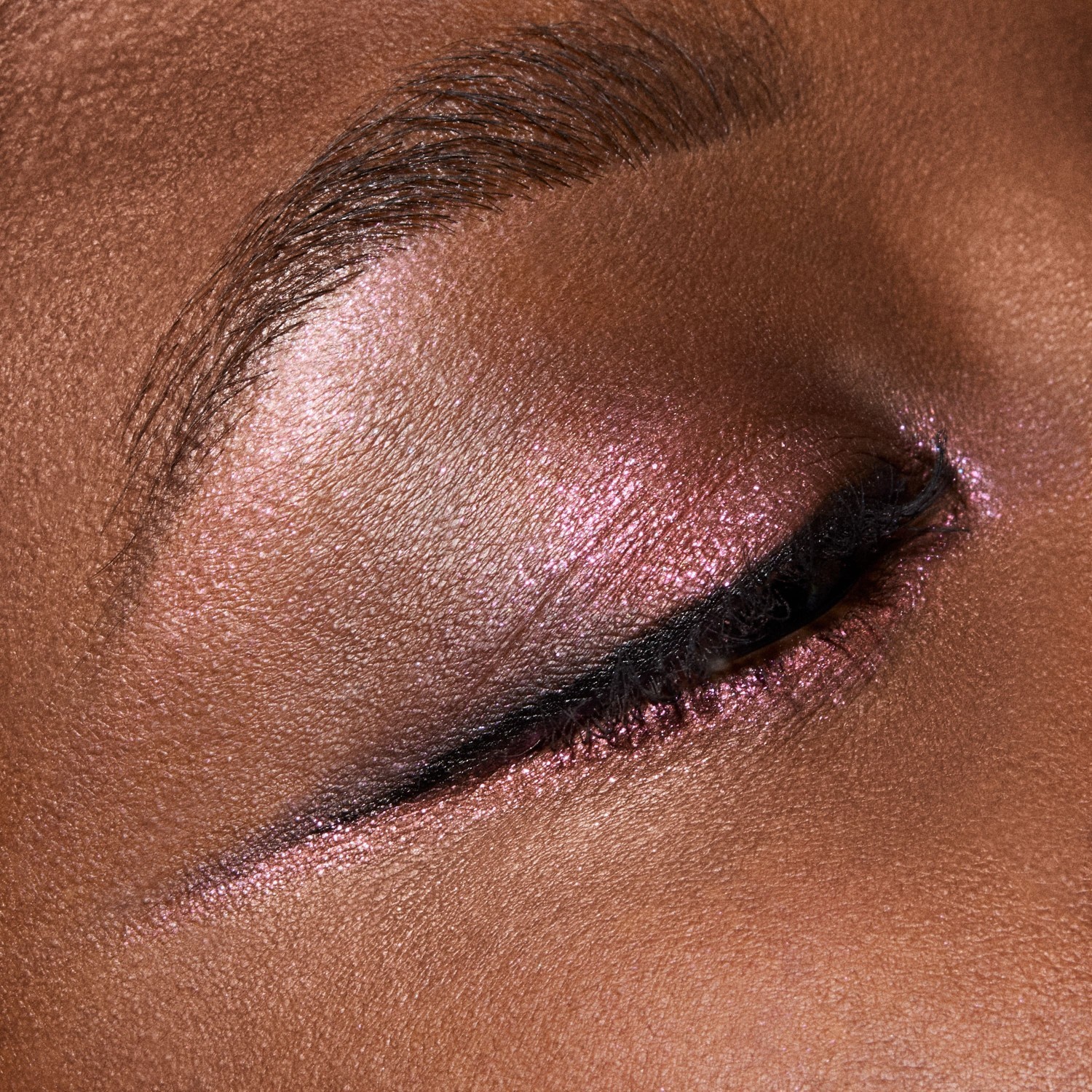 MAC „Dazzleshadow“ blizgučių pavidalo akių šešėliai, kompaktiški – 1 g.