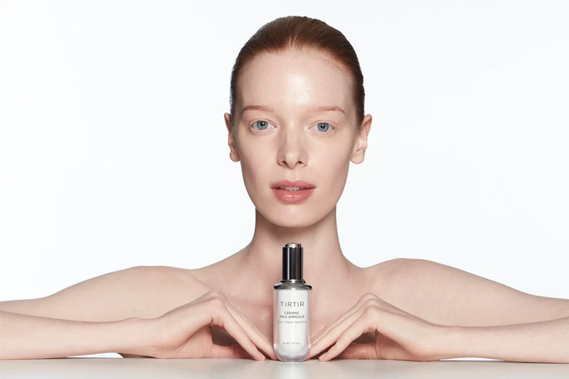 Hydratační pleťové sérum TIRTIR Ceramic Milk Ampoule s rozjasňujícím účinkem