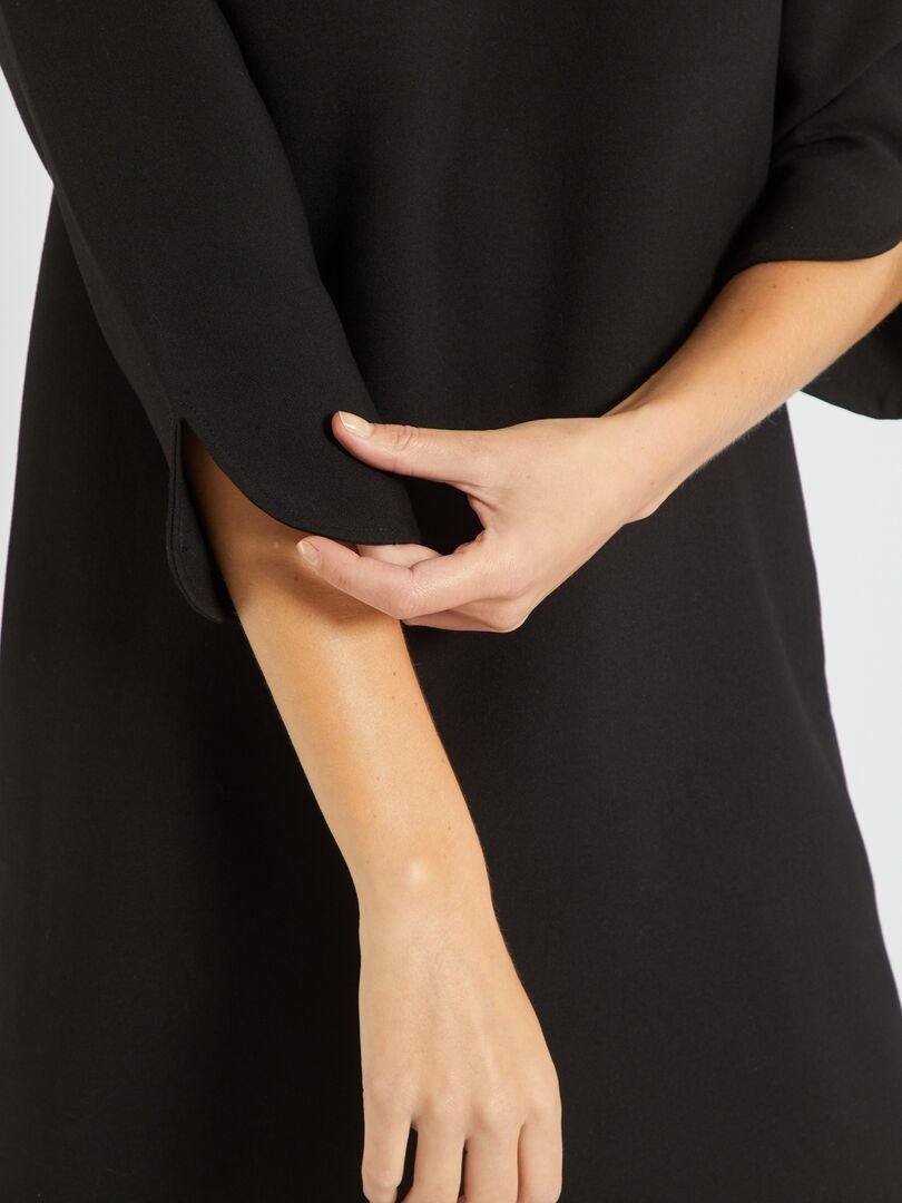 Vestido curto com decote em V - Preto