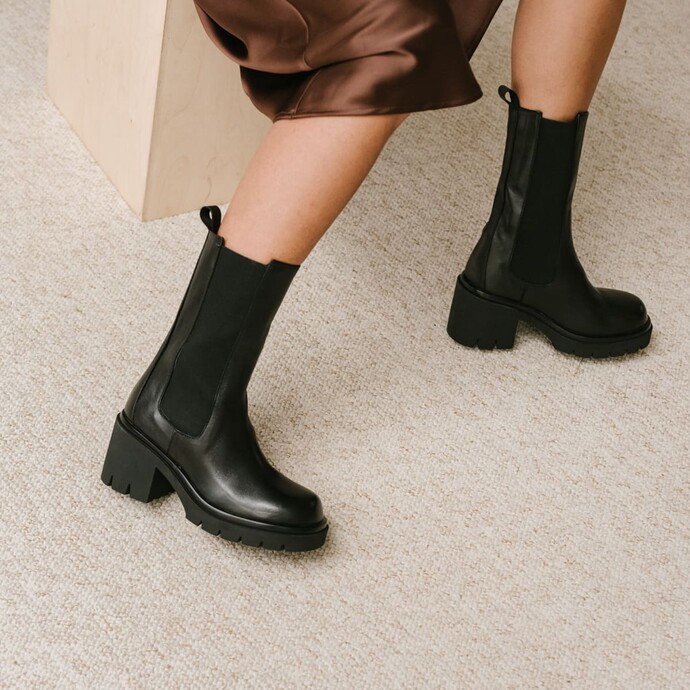 Bottes à semelles crantées et élastiques  en cuir noir