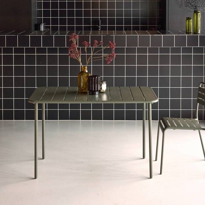 Four-seater metal garden table. Khaki. Amelia. 120x70cm. Rust-resistant finish. Rounded slats and edges.