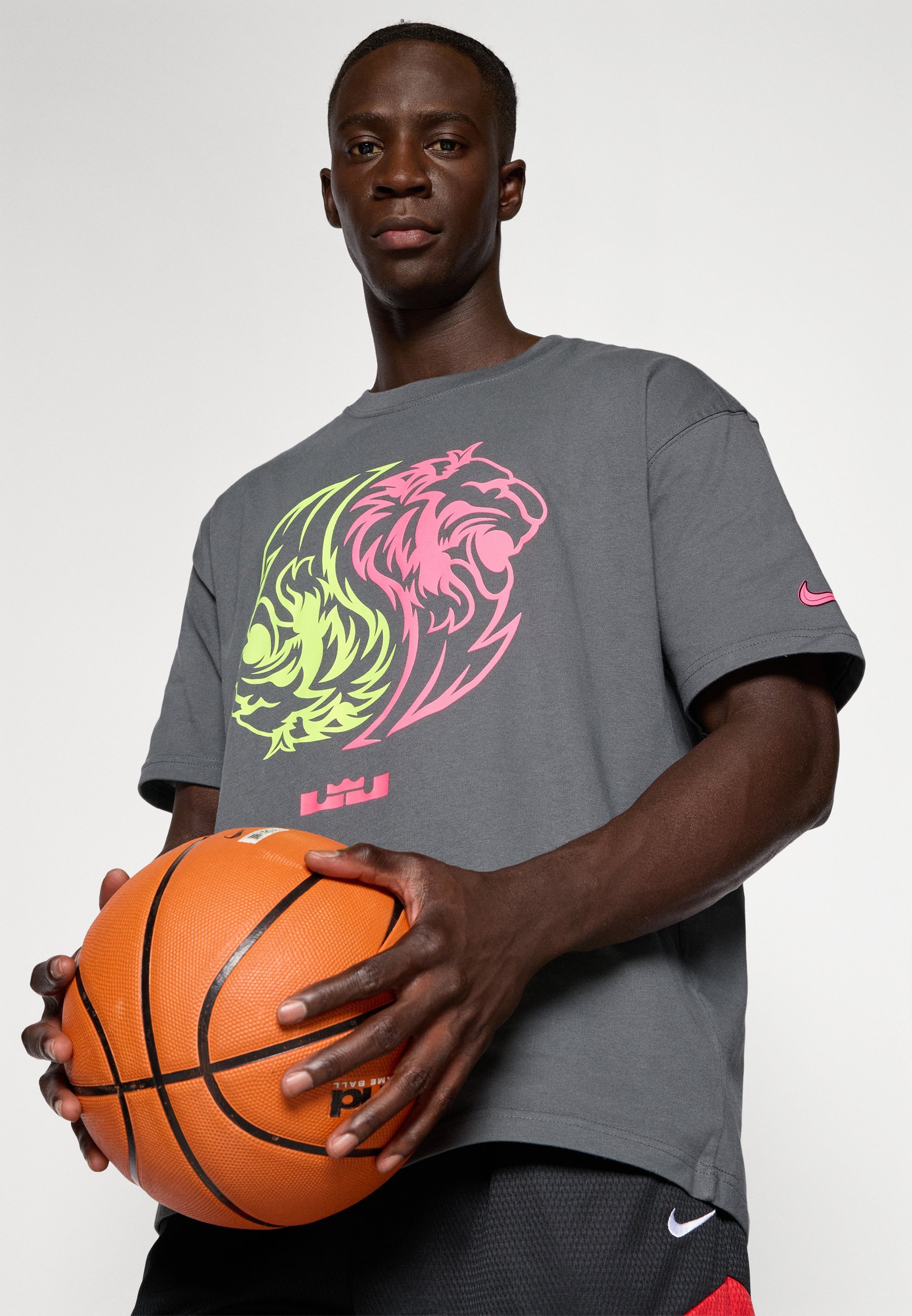 Nike Performance LEBRON JAMES LBJ TEE - Koszulka z nadrukiem - iron grey