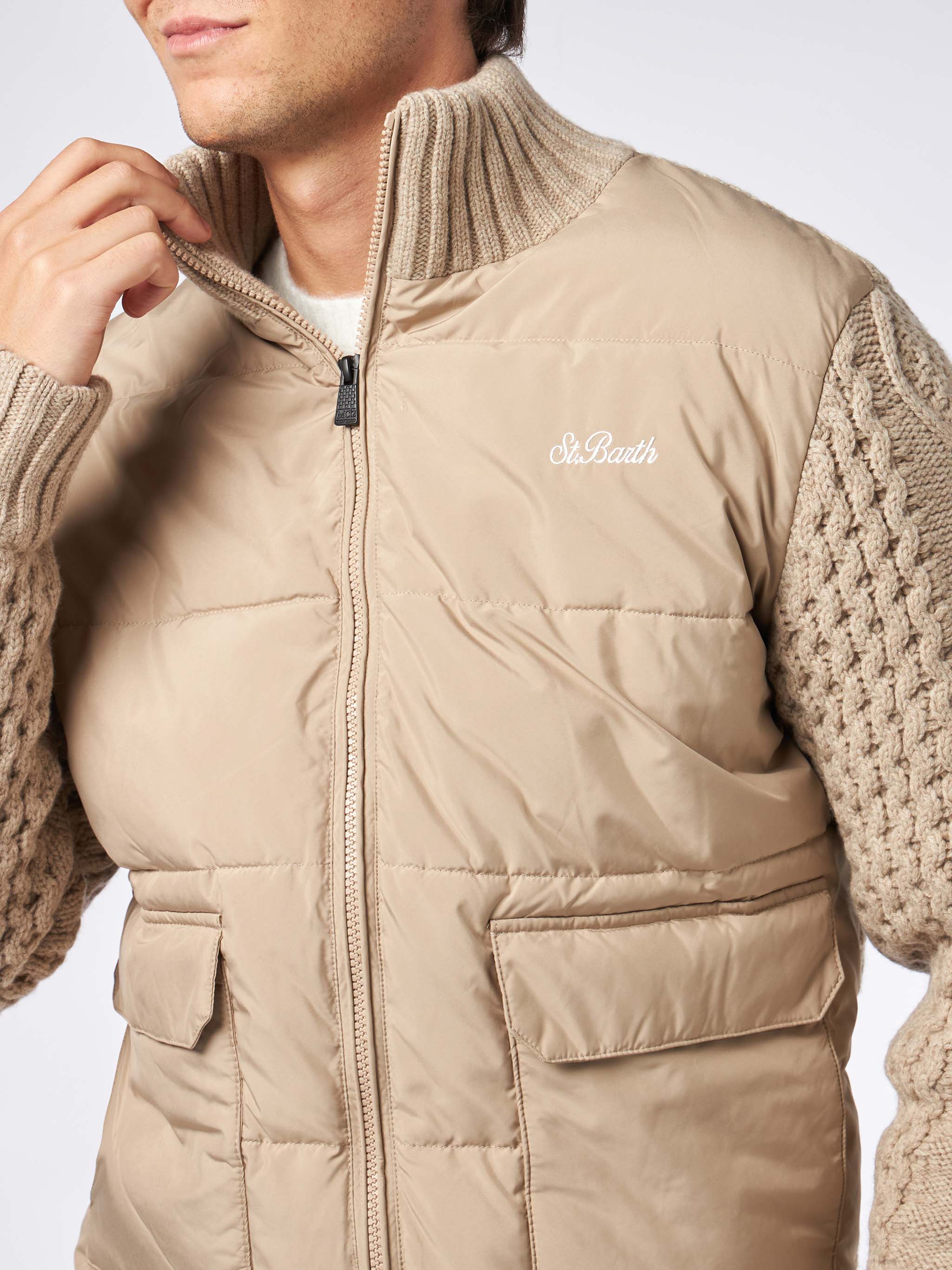Beige gewatteerde herenjas met geweven gebreide mouwen