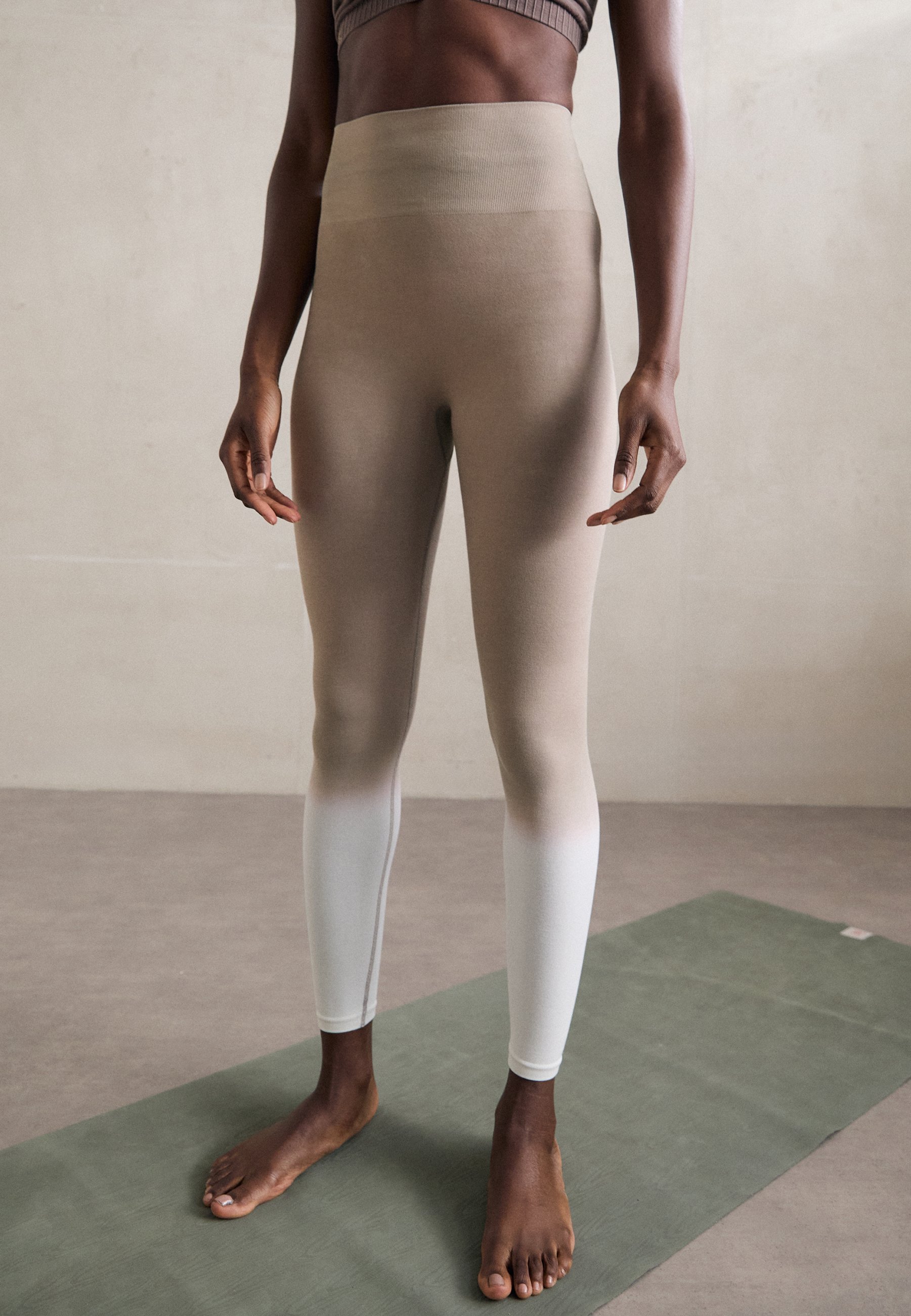 Yogasearcher KAVALI SEAMLESS - Leggings - Kakao