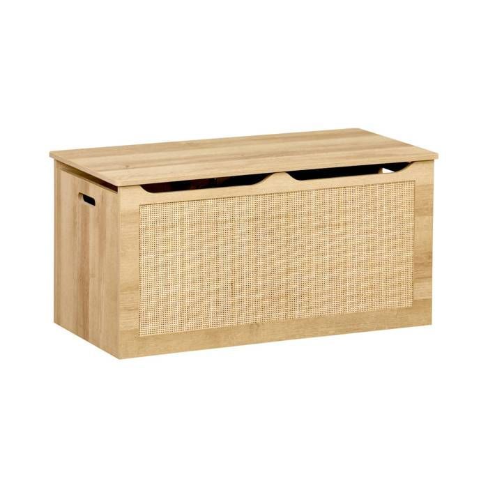 Baúl de juguetes infantil con decoración de madera y mimbre, estilo bohemio.