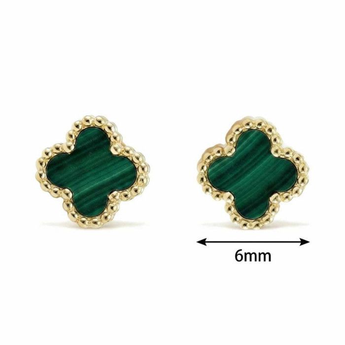 Pendientes de oro amarillo y malaquita con diseño de trébol de cuatro hojas.