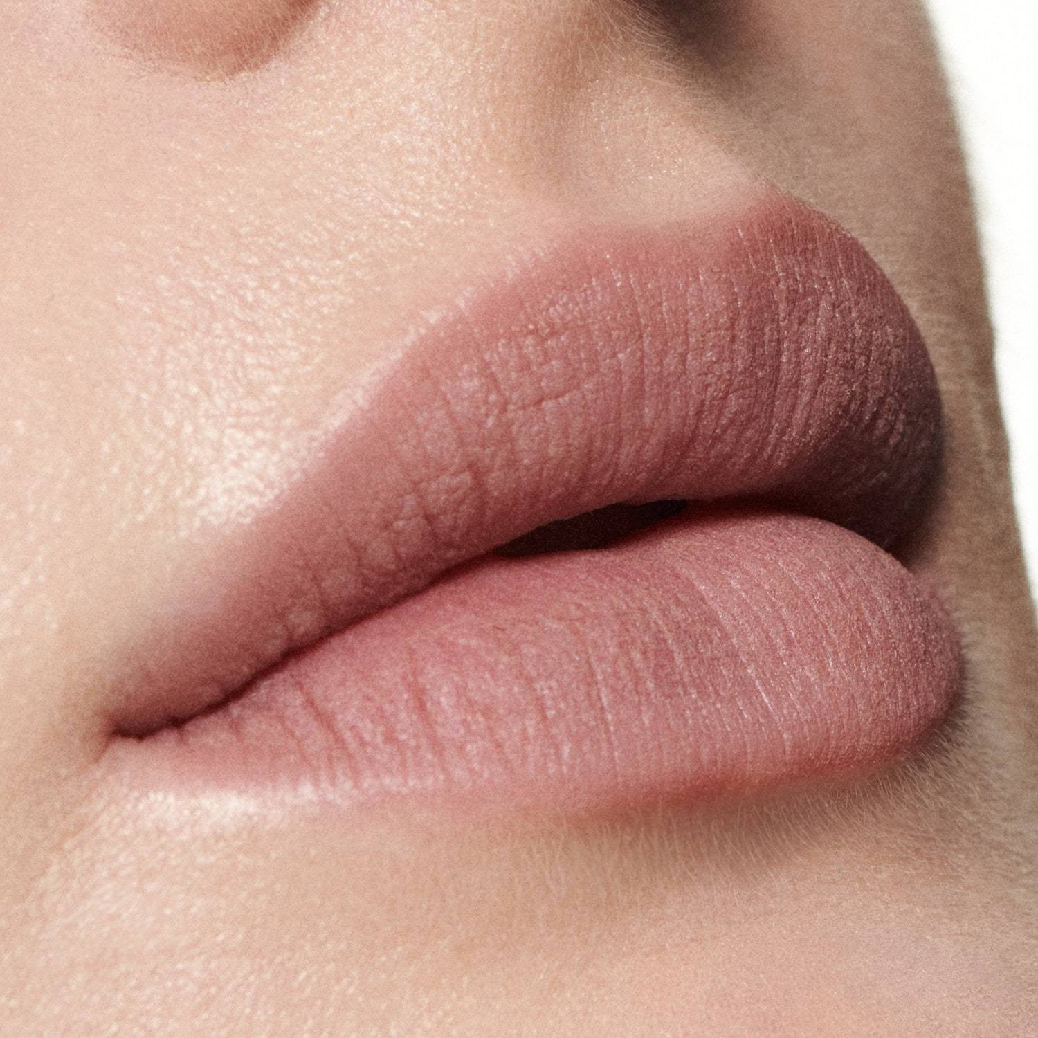 MAC skysti lūpų dažai „Intimate Nudes Powder Kiss“ – 5 ml