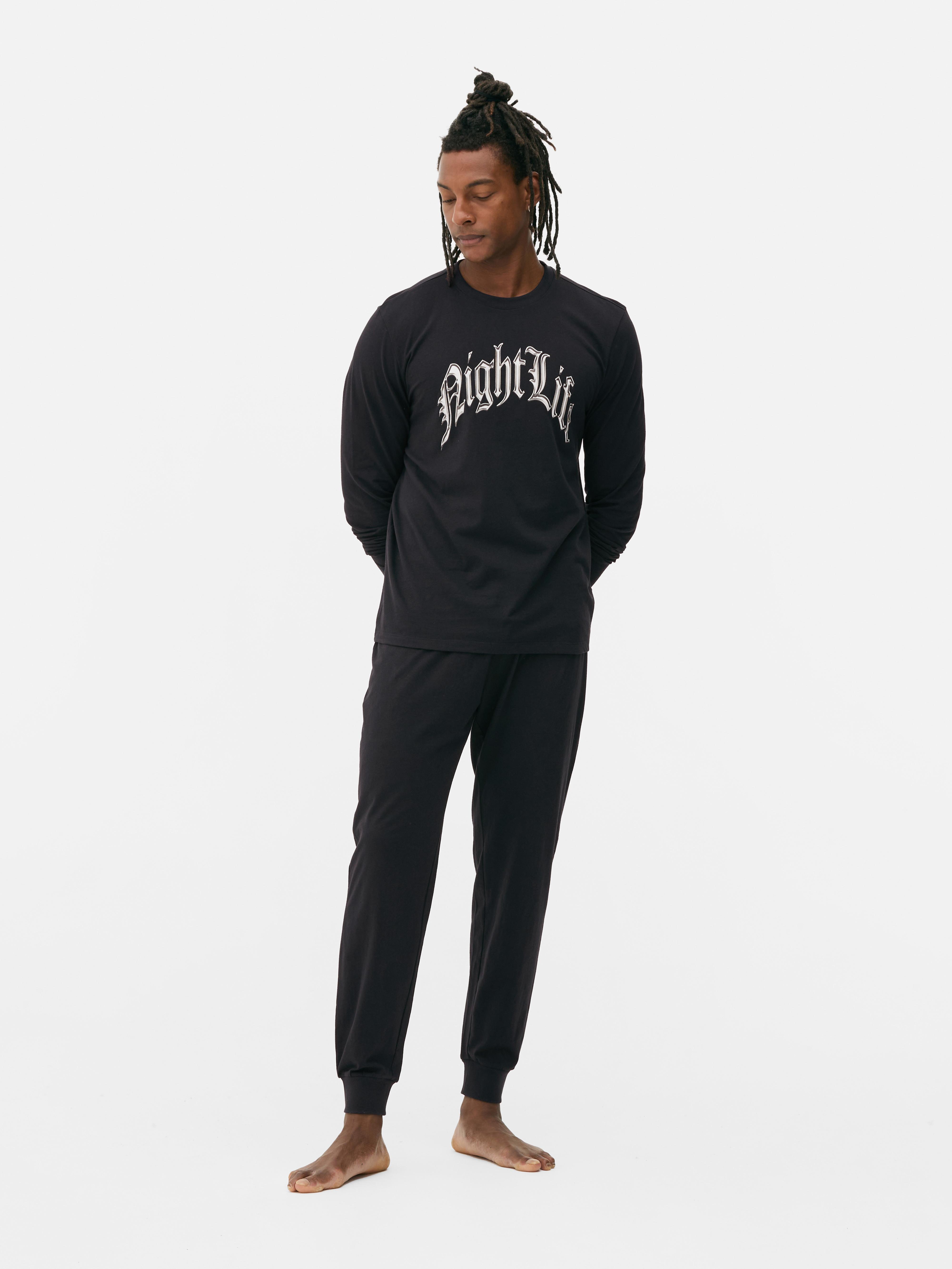 Pijamale din jerseu. Un set de pijamale cu un top cu logo-ul unui număr și pantaloni din jerseu asortați.
