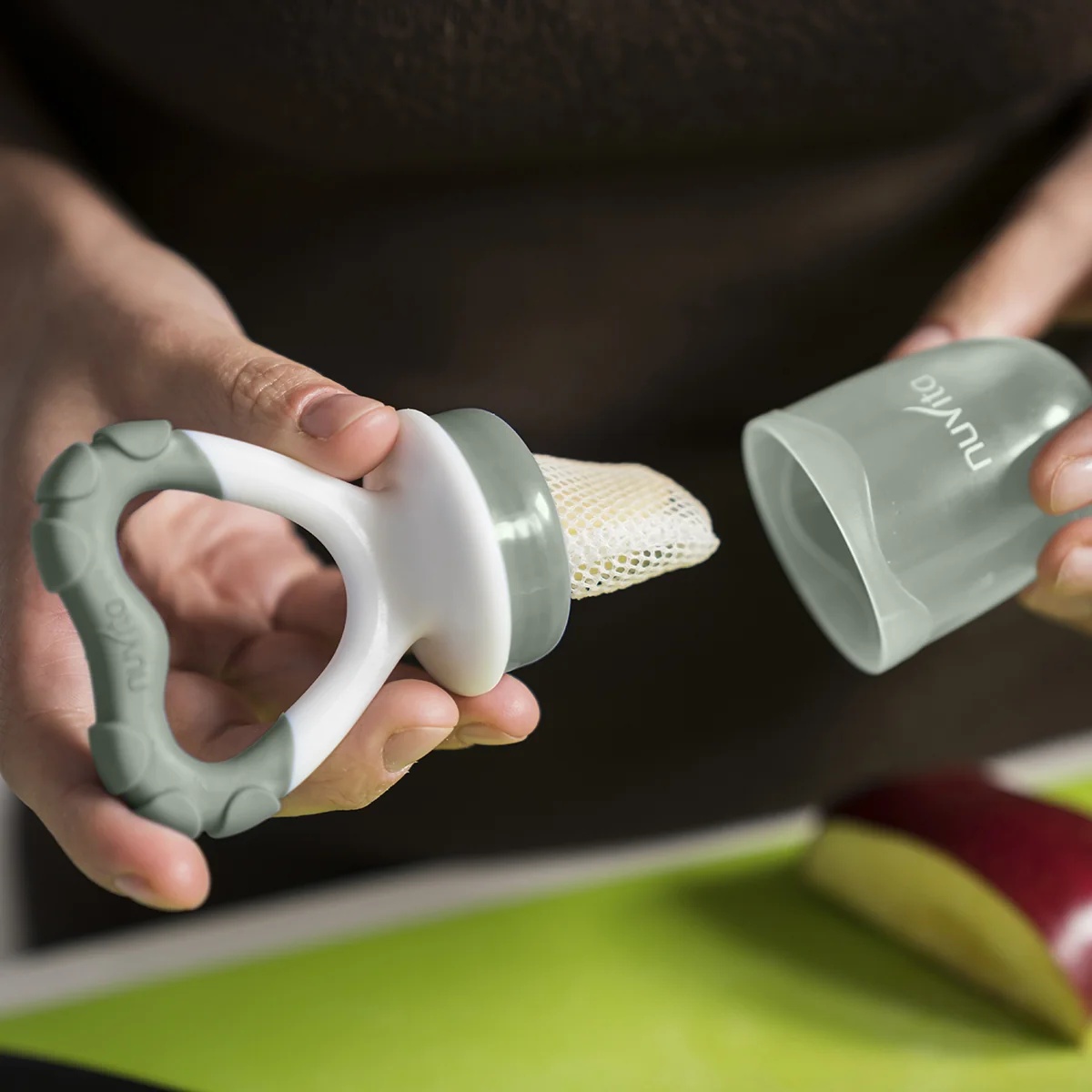 NUVITA Flavorillo YUM&GUM 2-in-1 fruitkauwer en bijtring, saliegroen, 6 maanden en ouder