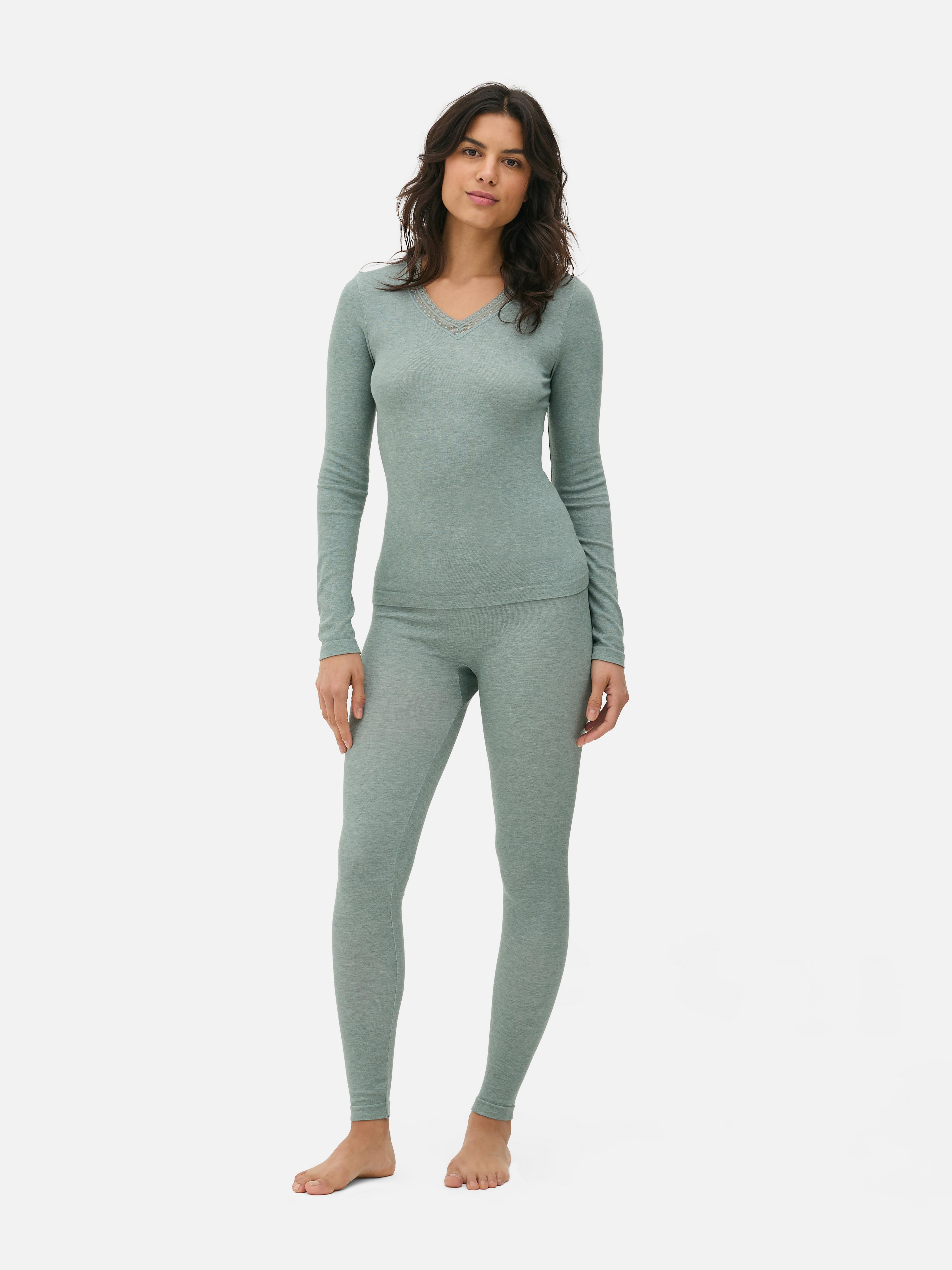 Pigiama con bordo in pizzo e maniche lunghe. Un set pigiama a due pezzi composto da maglia a maniche lunghe e leggings coordinati.