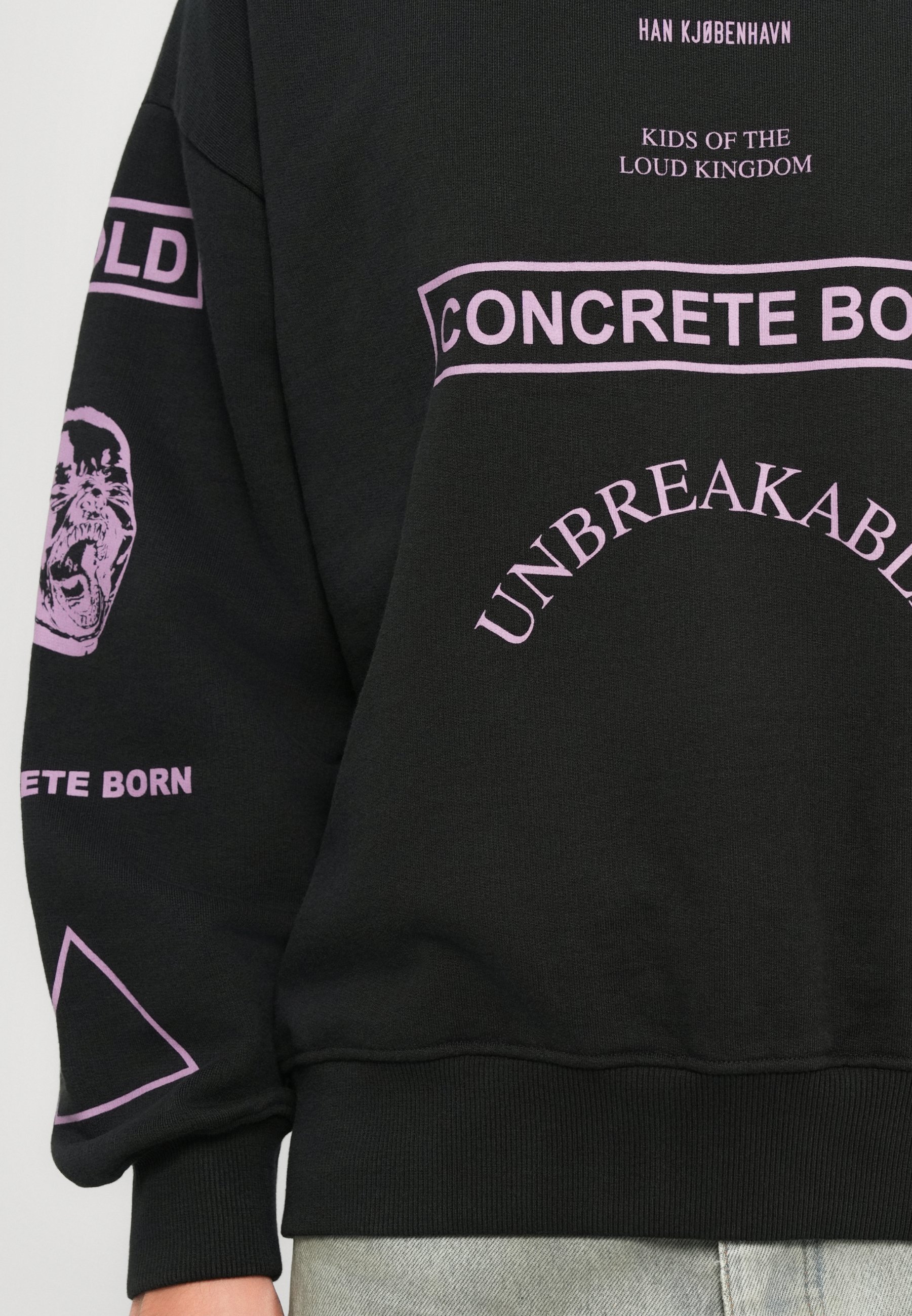 Sweat-shirt Han Kjøbenhavn à col rond imprimé graphique - noir