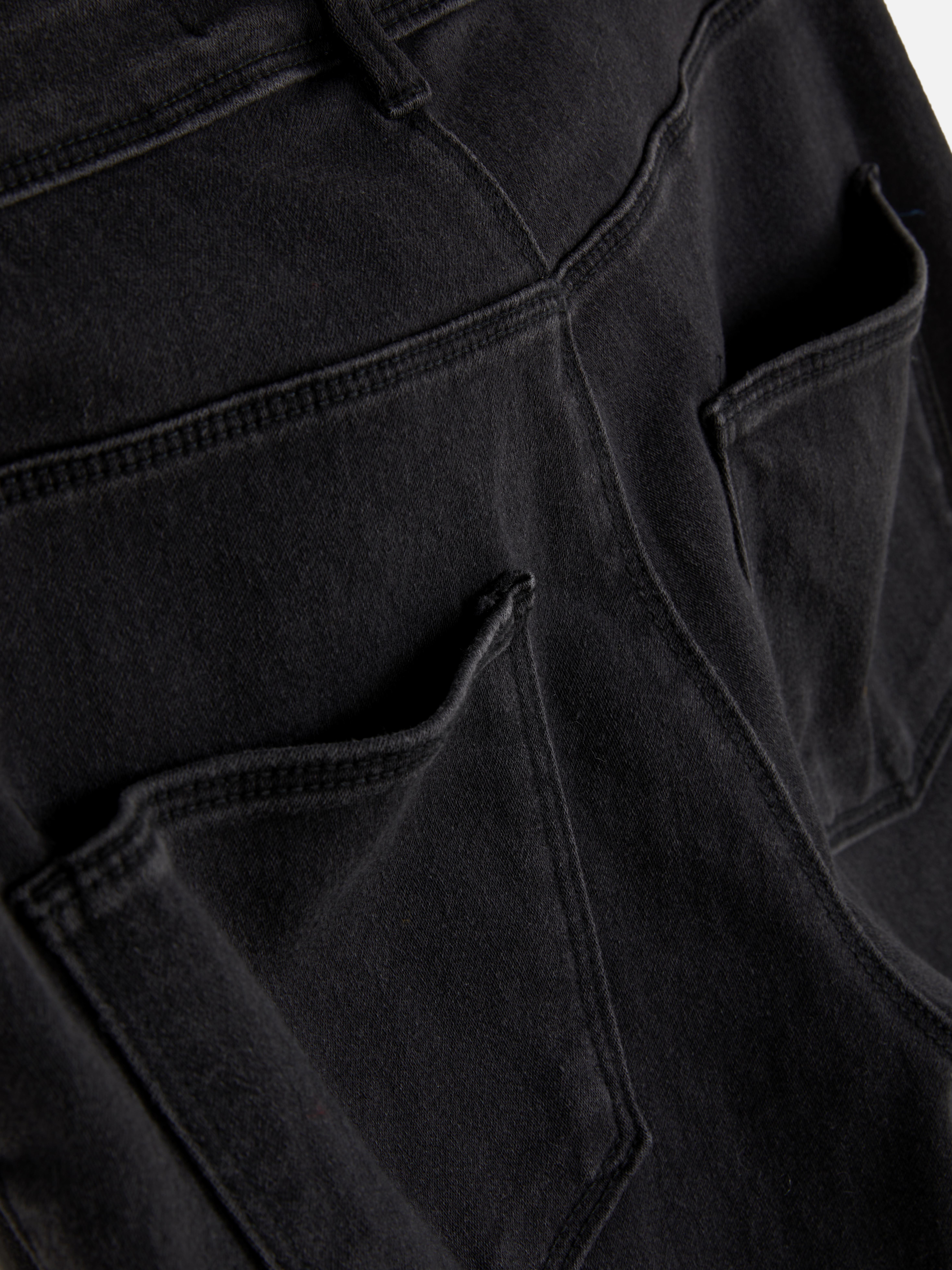Blugi skinny simpli cu talie medie. Blugii sunt un must-have, iar noi adorăm acest stil mulat.