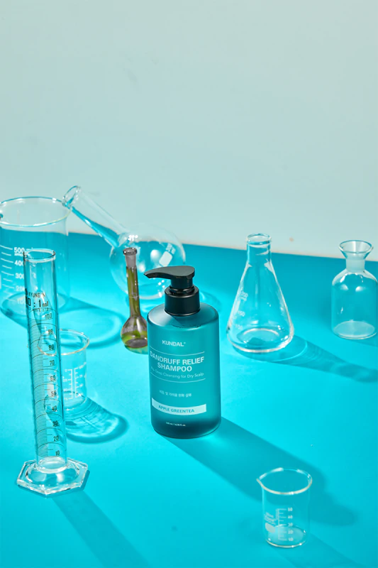 Shampoo anticaspa KUNDAL com maçã e chá verde. Shampoo anticaspa e que alivia a coceira para pele seca.