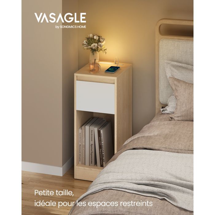 Conjunto de 2 mesas de cabeceira estreitas com iluminação LED, 1 porta USB-A, 1 porta USB-C, gavetas e compartimentos abertos, nas cores amarelo e branco.