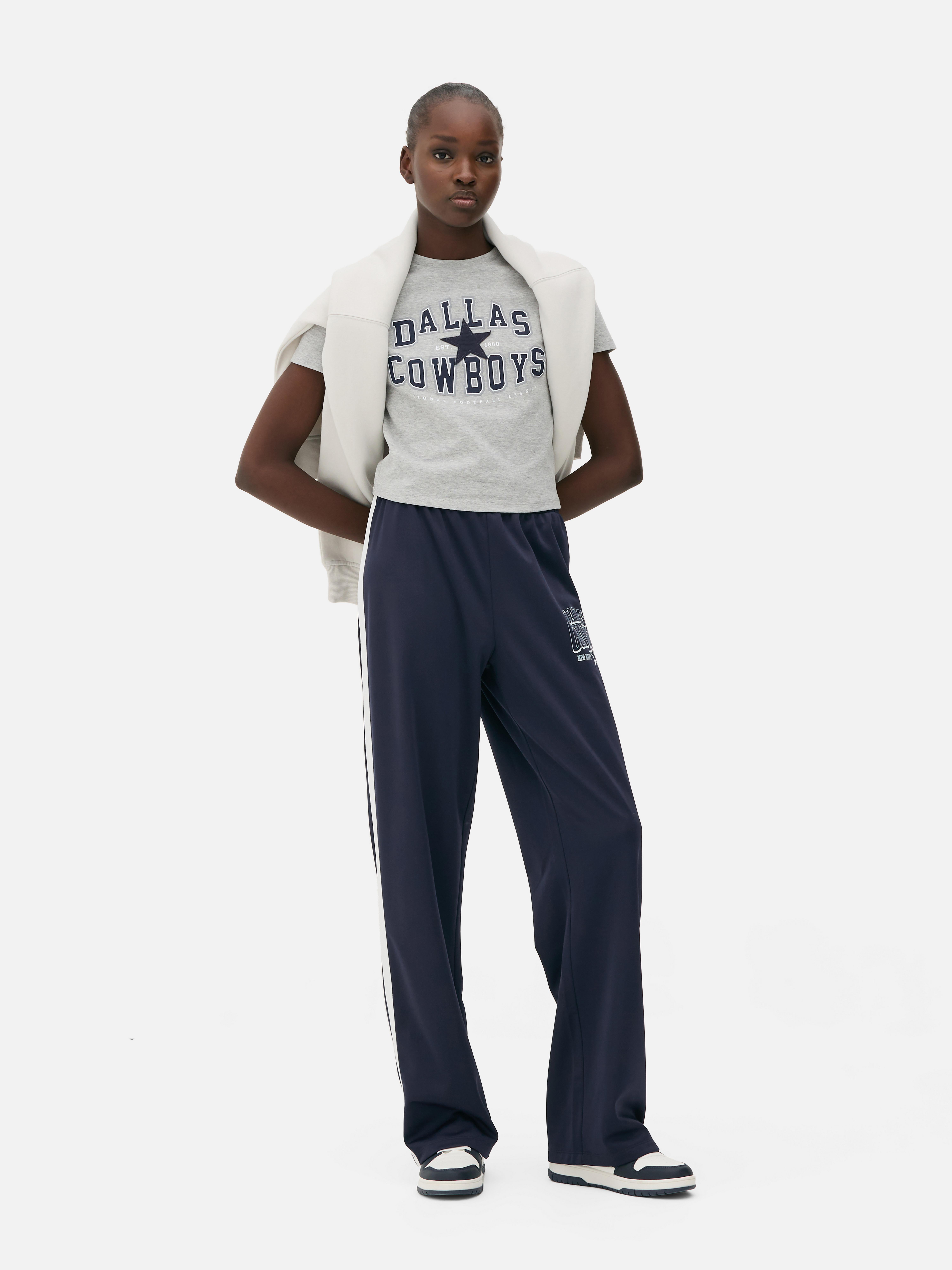 Pantaloni de jogging NFL Dallas Cowboys cu croială largă Un pantalon de jogging Dallas Cowboys cu croială largă și talie elastică lată