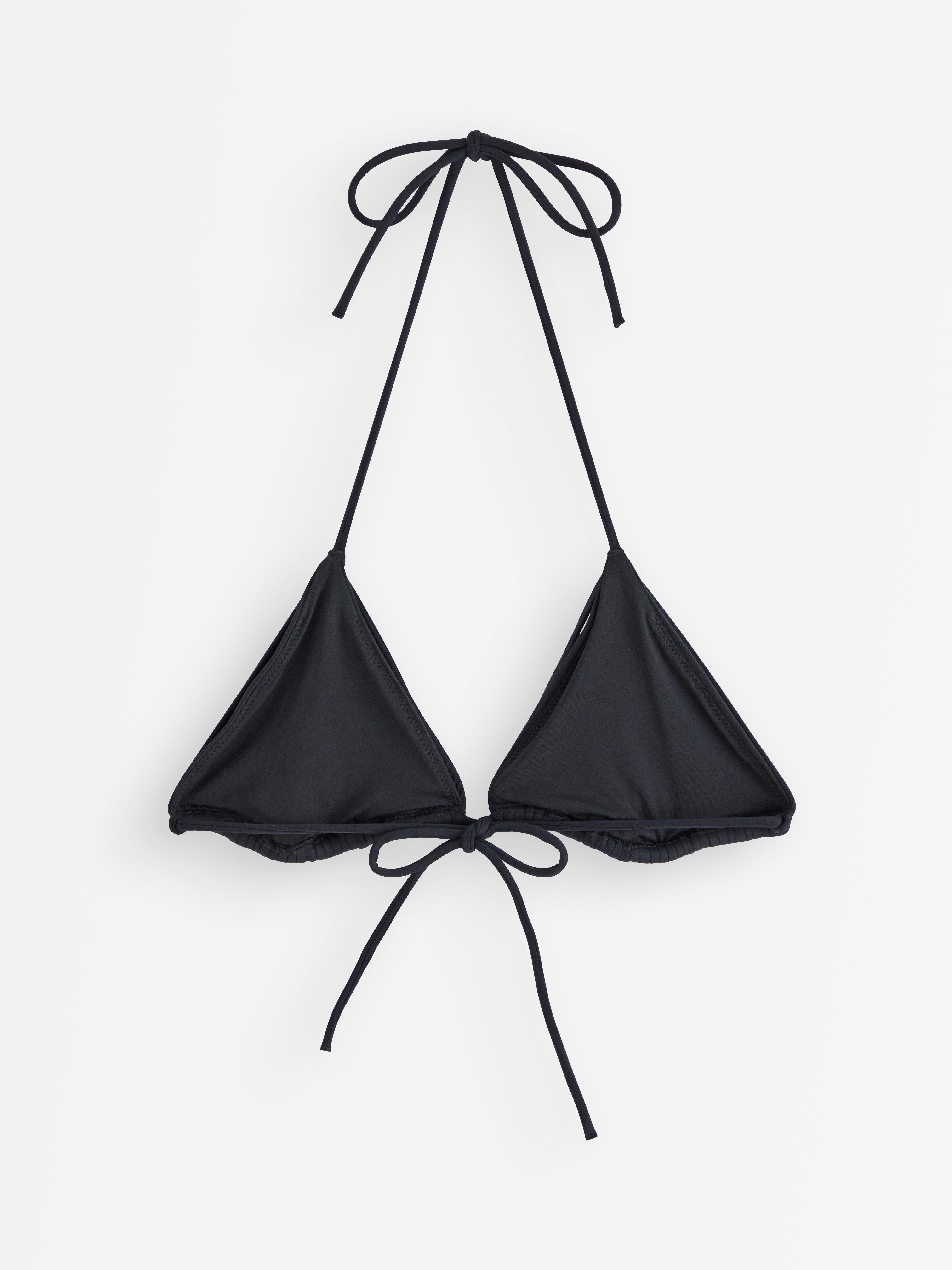 Top de bikini triangular con detalles de tiras, color negro.