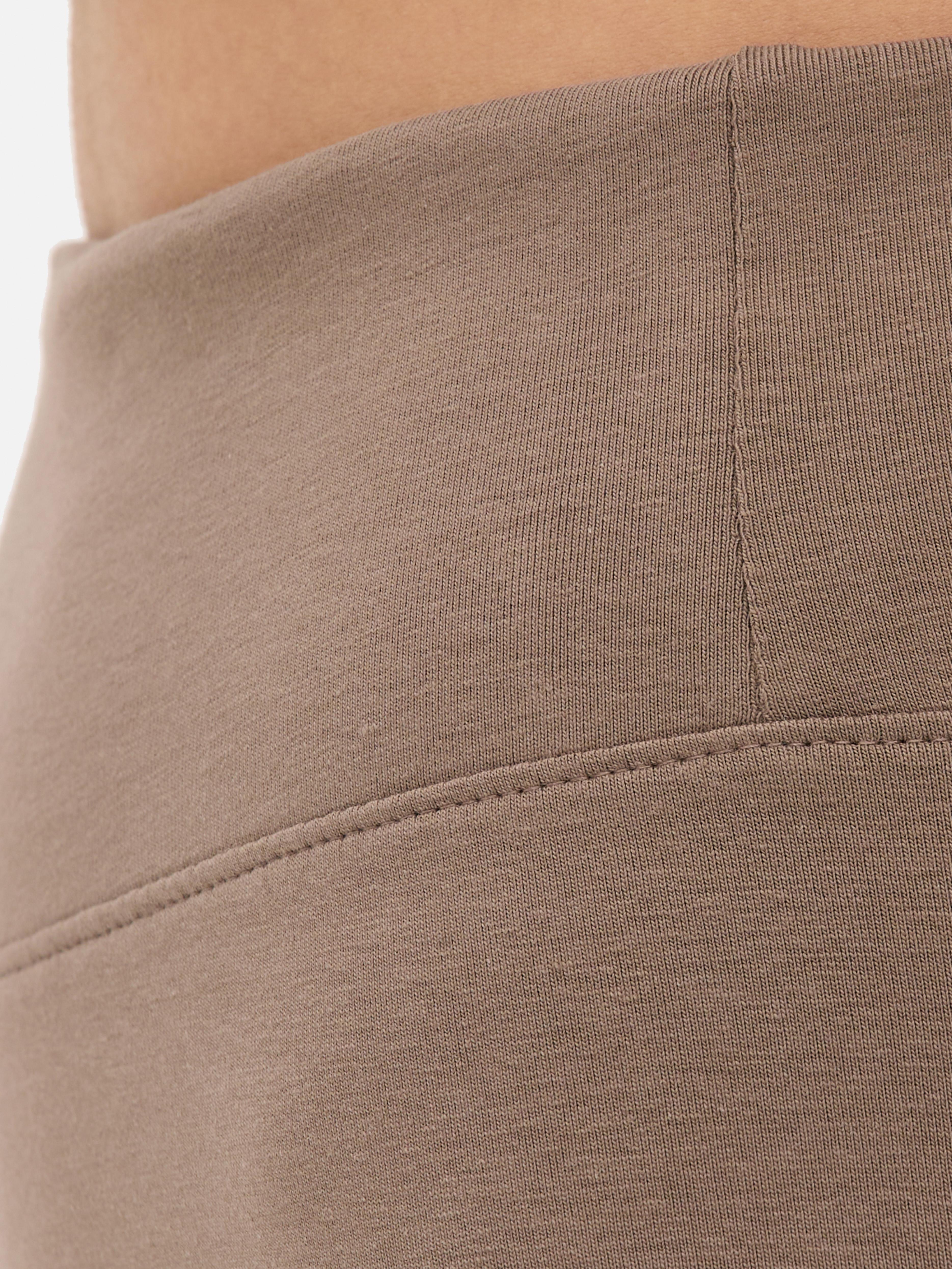 Pantaloni scurți de yoga cu talie înaltă, set de 2 Un set de doi pantaloni scurți de yoga pentru a-ți pune în valoare statul în cap