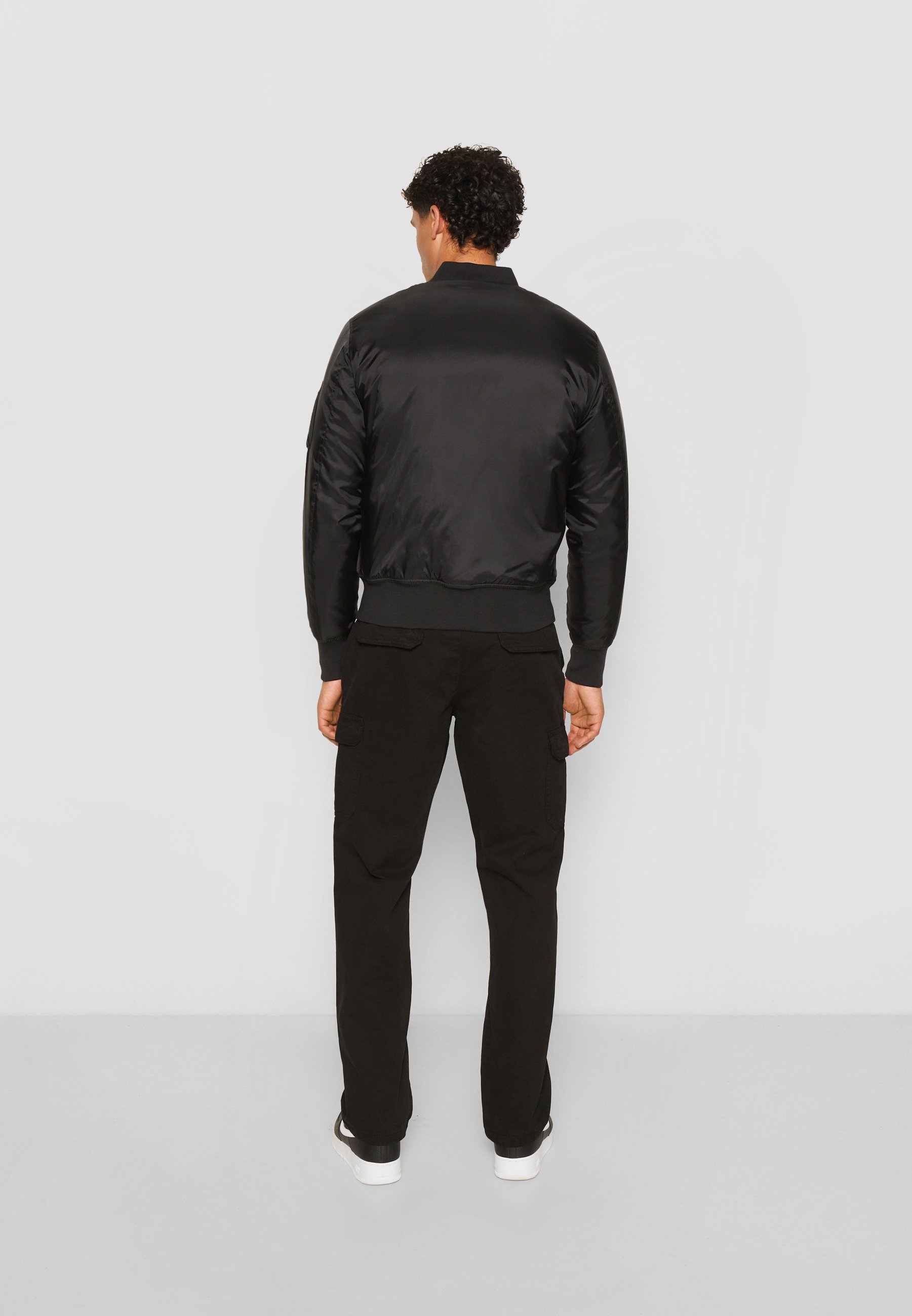 Jaqueta Bomber BASIC da Urban Classics - preta