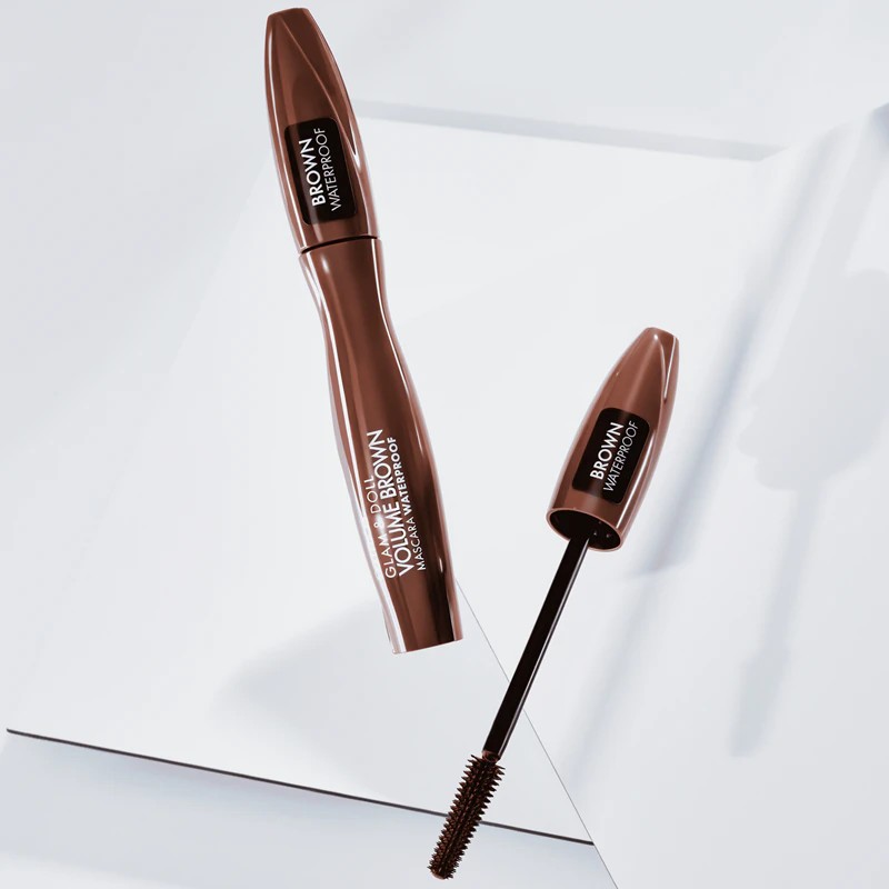 Máscara para cílios à prova d'água Catrice Glam & Doll Volume Brown que alonga, curva e dá volume aos cílios.