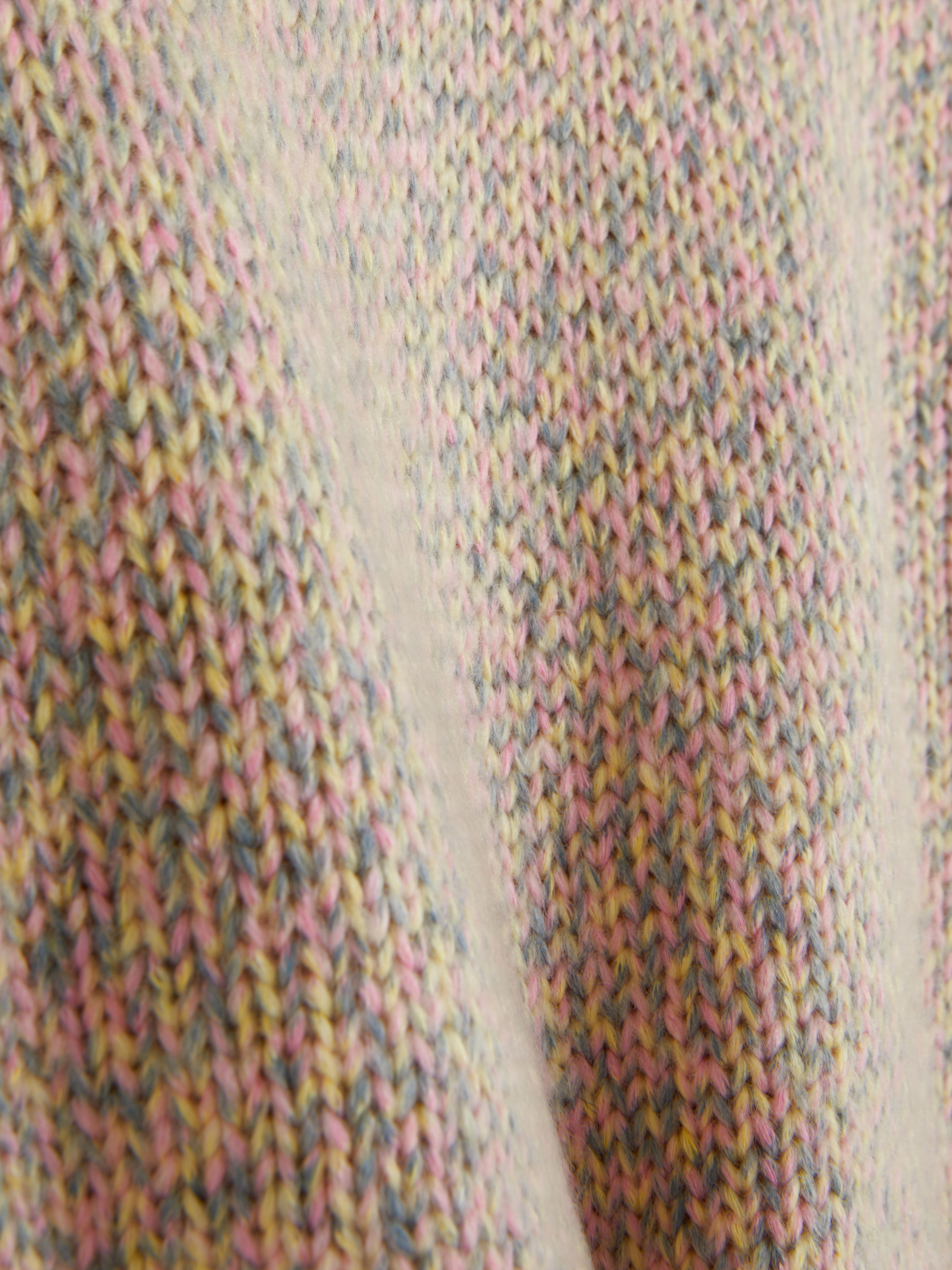 Striped knitted sweater A striped sweater with a round neck, dropped shoulders, and ribbed cuffs