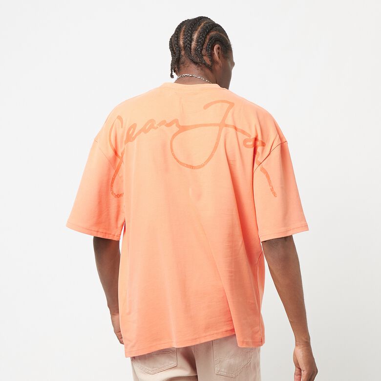 Pfirsichfarbenes T-Shirt mit Schriftzug und Rückenaufdruck.