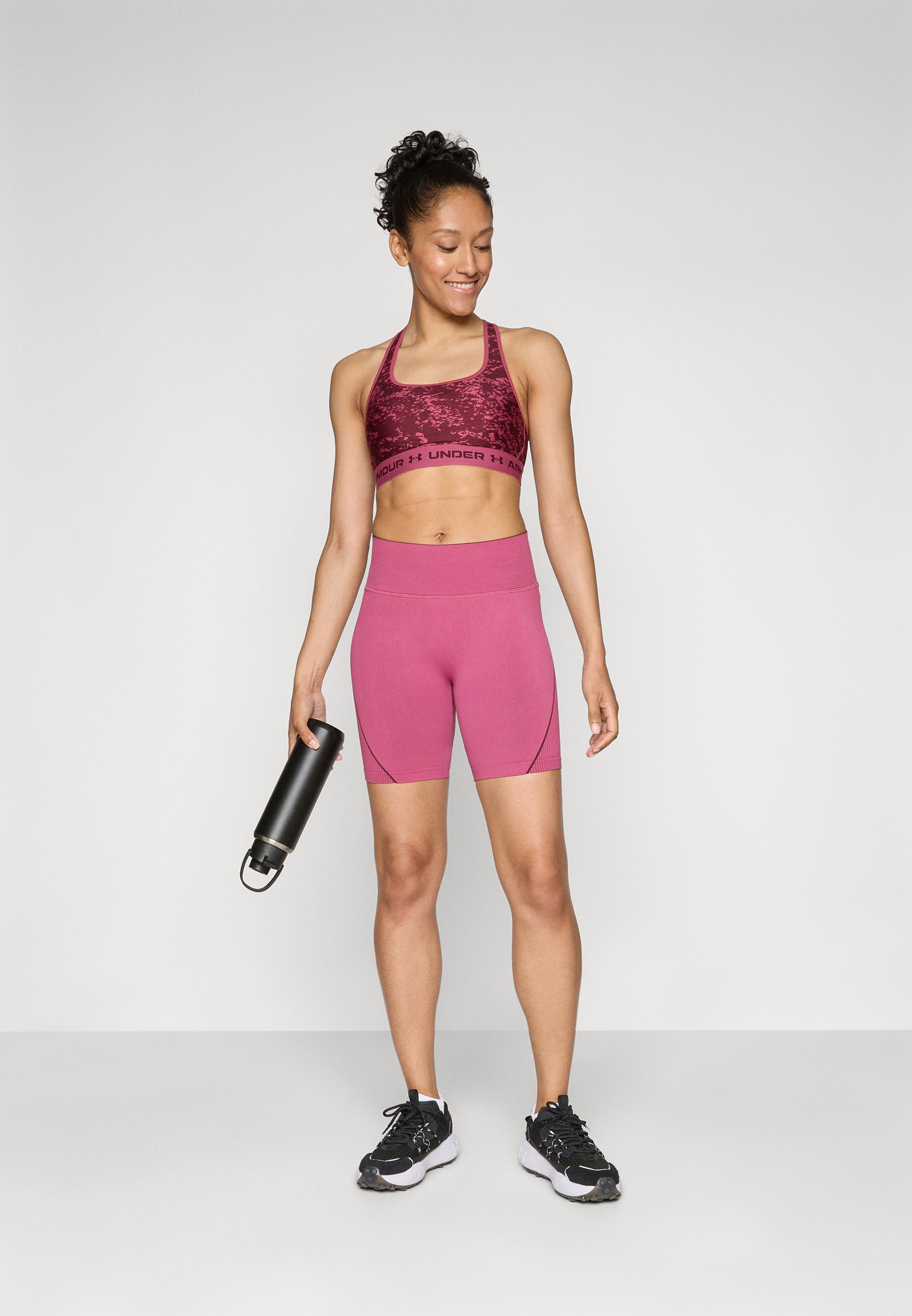 Reggiseno sportivo Under Armour CROSSBACK MID PRINT - Supporto medio - fucsia/marrone scuro