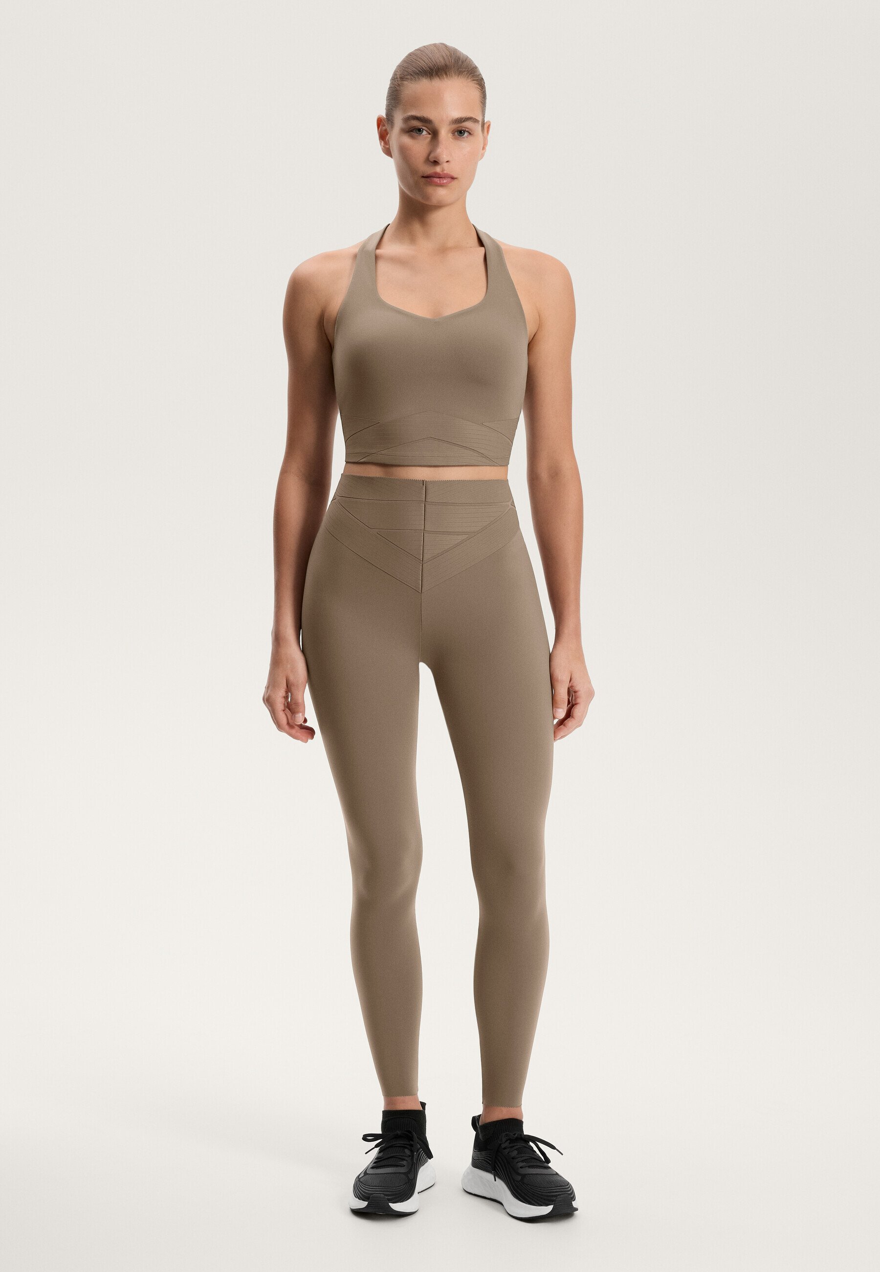 Leggings OYSHO a vita alta con controllo del core, lunghezza alla caviglia 65 cm - beige