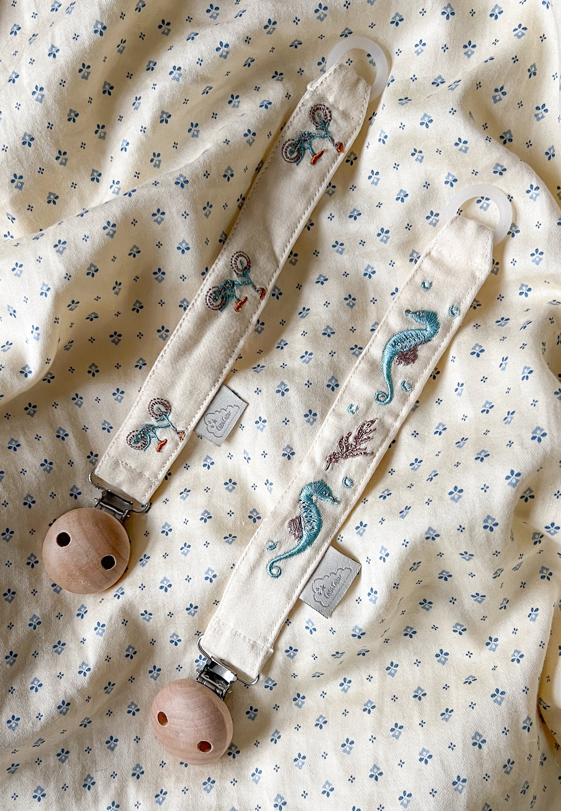 Cam Cam Copenhagen VYŠÍVANÝ DRŽÁK NA DUDÍK UNISEX - Řetízek na dudlík - mořská zahrada