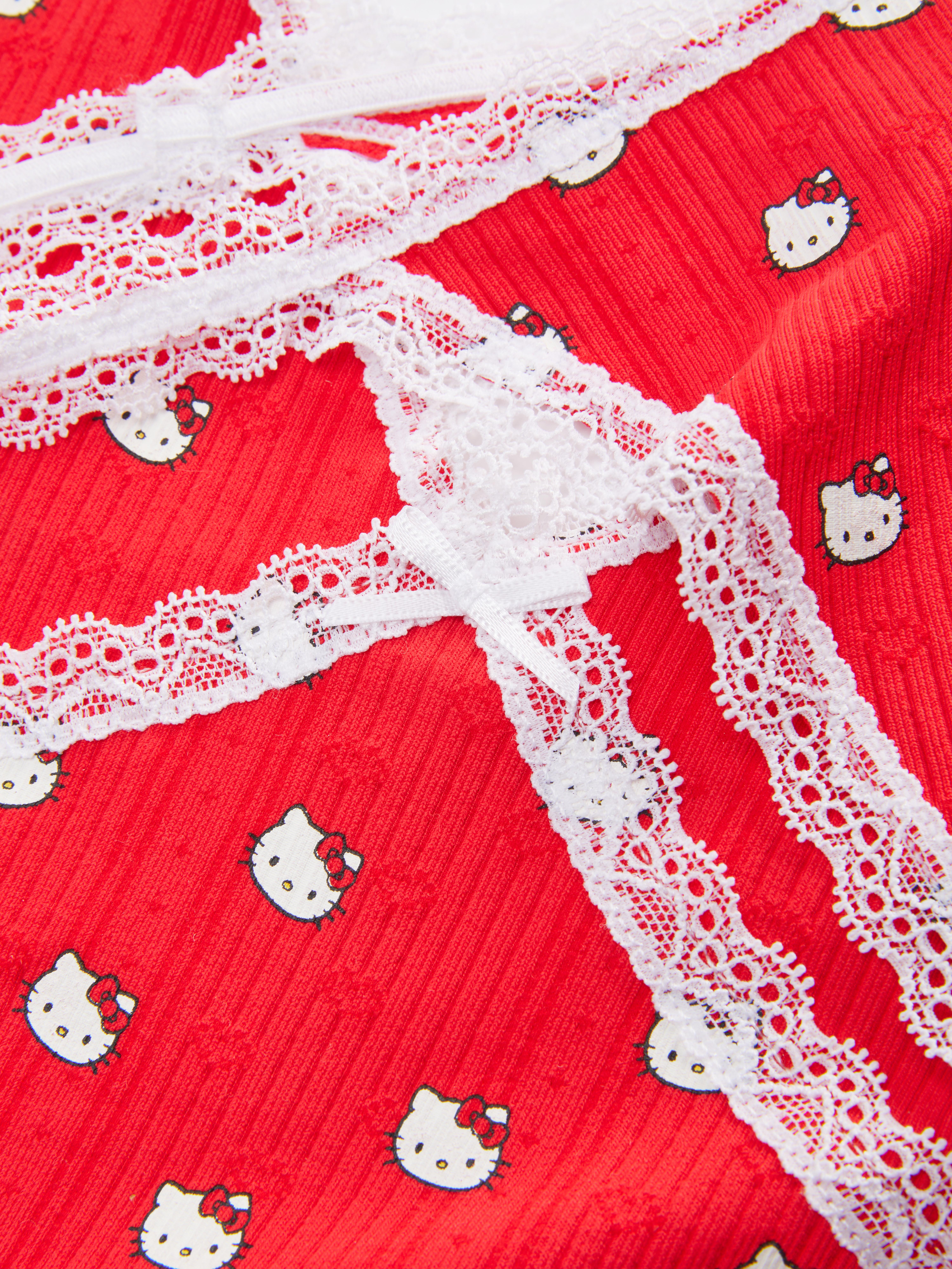 Hosszú, áttört melltartóból és Hello Kitty tangaból álló szett. Dobd fel fehérnemű gyűjteményedet ezzel a hosszú, Hello Kitty dizájnú melltartóval és tangával.