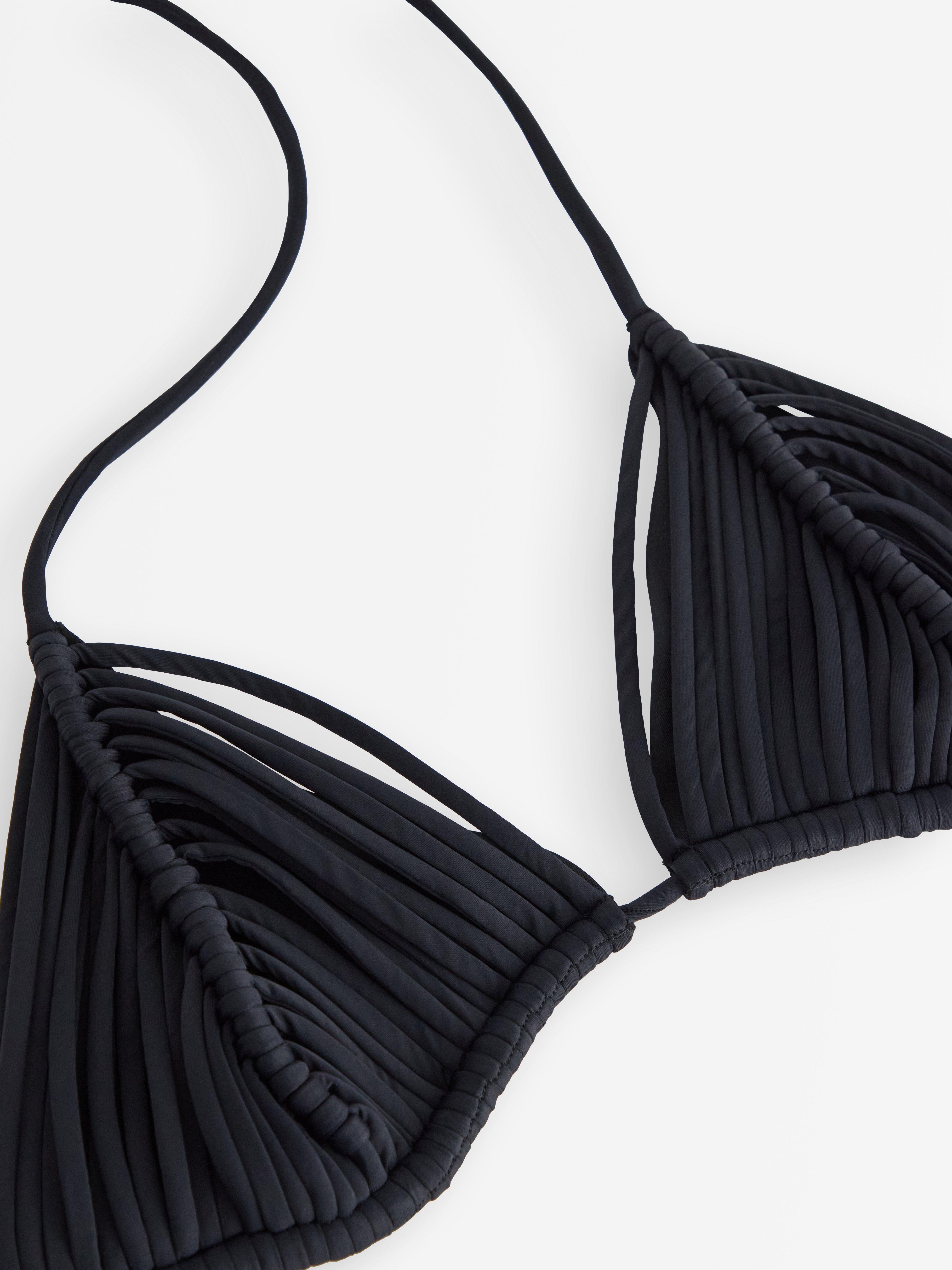 Top de bikini triangular con detalles de tiras, color negro.