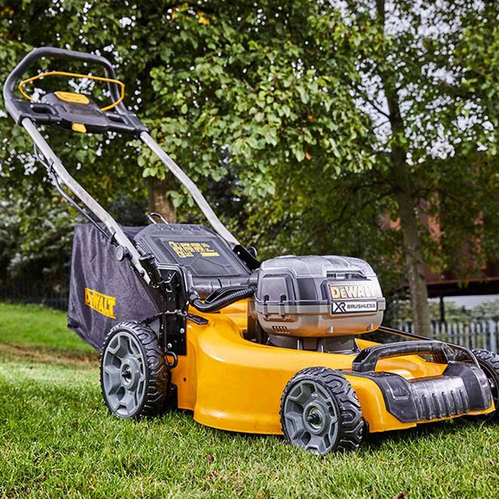 DEWALT 36V (18X2) XR Bezuhlíková sekačka na trávu 510 mm Skin DCMW564N-XE