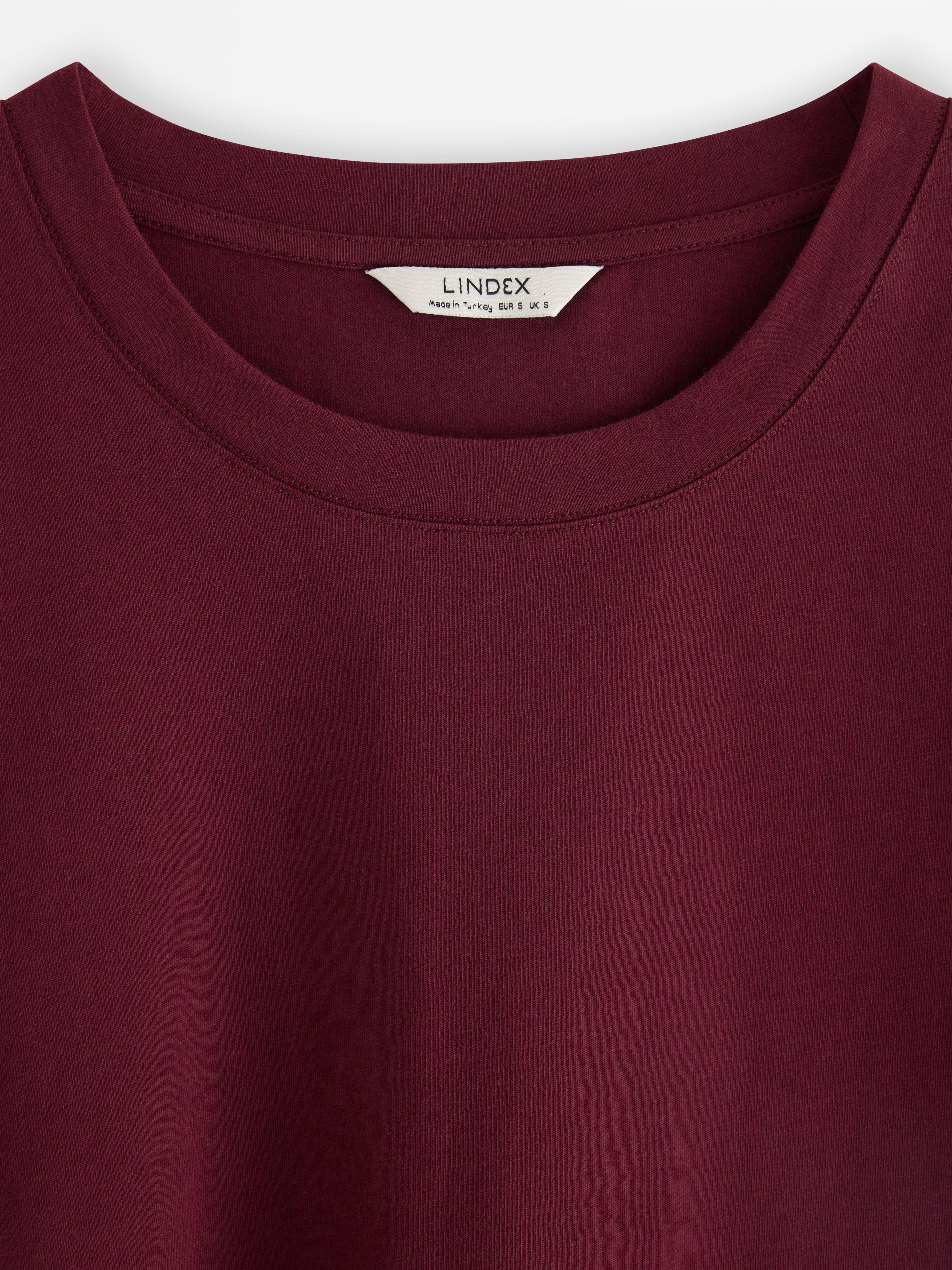 T-shirt rouge foncé poussiéreux