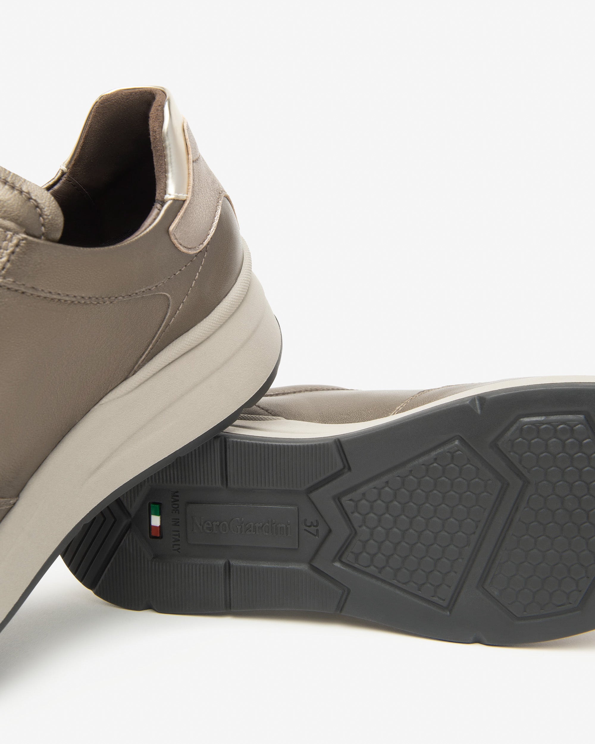  Damen-Sneaker aus Leder und Funktionsmaterial