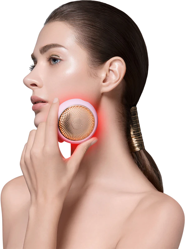 Sonický přístroj FOREO UFO™ 2, který urychluje působení masky