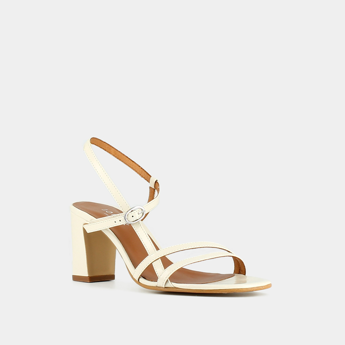 Sandales à talons et brides  en cuir brillant ecru