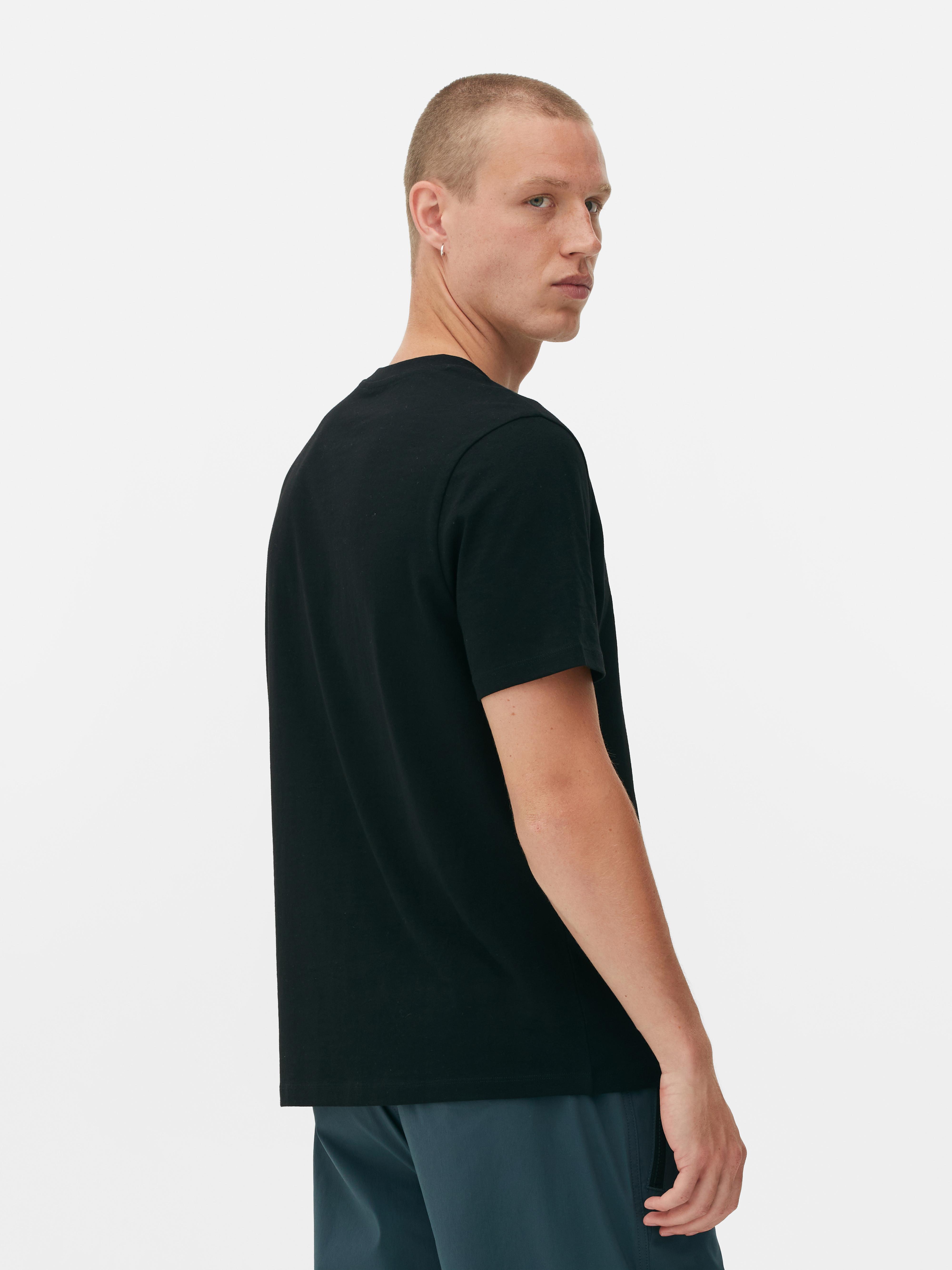 Rundhals-T-Shirt, normale Passform. Ein Baumwoll-T-Shirt mit Rundhalsausschnitt ist einfach unverzichtbar.